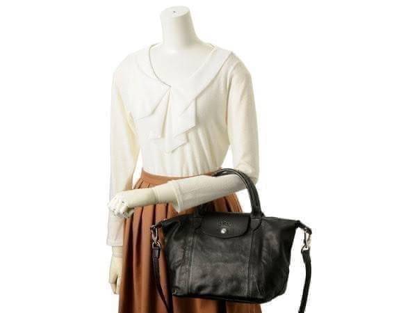 Longchamp Le Pliage Cuir Top handle bag S เรียกว่าเป็นกระเป๋าอีกหนึ่งรุ่นที่ไม่ว่ายังไงก็ฮอตฮิตและติดเทรนด์ตลอดไม่เคยเปลี่ยนกับ ทรง Le Pliage Cuir หนึ่งในตระกูลกระเป๋าสุดไอคอนิกจากแบรนด์