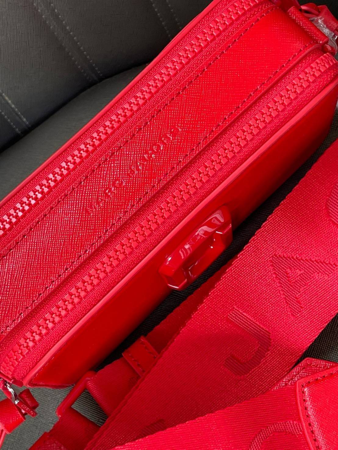 Marc Jacobs Snapshot Bag กระเป๋าแบรนด์ดังจากสัญชาติอเมริกัน นับได้ว่ารุ่นนี้เป็นรุ่นทรงฮิตเลยทีเดียว โดยด้านหน้ากระเป๋าจะเป็นโลโก้แบบโลหะที่เป็นสัญลักษณ์ของแบรนด์นี้ มาพร้อมสายสะพายที่จะสะพายยังไงก็ดูโดดเด่น เพราะขนาดใหญ่ที่สกรีนตัวอักษรโลโก้ ในรูปแบบต่าง