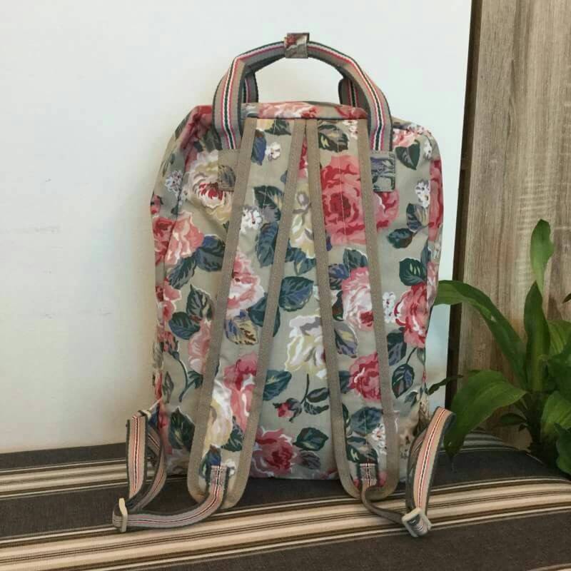 Cath Kidston Backpack Bag กระเป๋าสะพายสไตล์ vintage เป็นอีกรุ่นที่สาวๆ ถามถึงเยอะค่ะ วัสดุเป็น Canvas เคลือบ PVC กันน้ำ ทำความสะอาดง่าย น้ำหนักเบา เปิดปิดด้วยซิปรอบสะดวกใช้ ด้านหน้าประดับโลโก้ Cath Kidston พร้อมช่องซิปเล็กด้านนอกใส่กระเป๋าสตางค์ มือถือได้