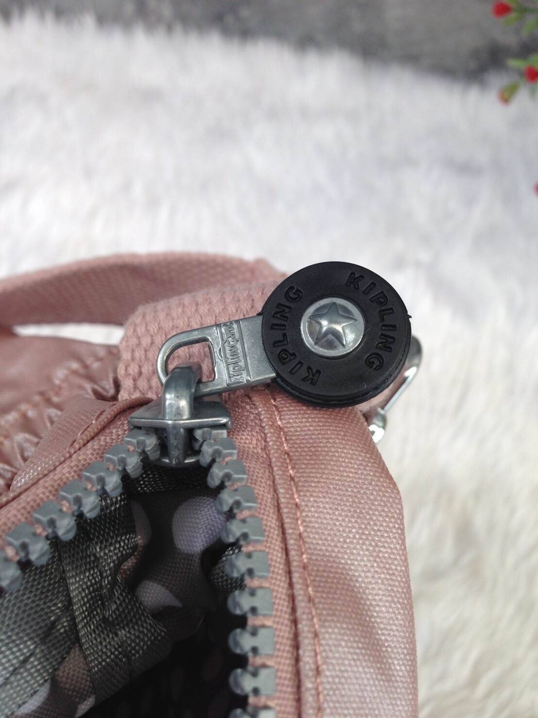 KIPLING Shoulder Bag (K25511) Outlet Hongkong กระเป๋าสะพาย วัสดุ nylon คุณภาพดี กันน้ำ ตามแบบฉบับแบรนด์ แบ่งเป็นช่องซิป 5 ช่อง สามารถใส่ไอแพด กระเป๋าสตางค์ใบยาว และมือถือได้ทุกรุ่นค่ะ จุคุ้มมากๆ น้ำหนักเบา สายสะพายปรับได้ จะสะพายไหล่ หรือ crossbody ได้สบา