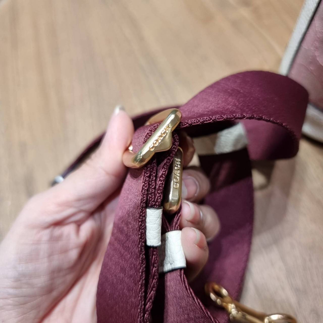 COACH C5121 DEMPSEY 15 DRAWSTRING MINI BUCKET BAG น้องคนสวยมาใหม่จ้า รุ่นใหม่กริ๊บ!! ยังไม่เข้าช็อปไทย ละมุนคุณหนูต้องมาแล้วแหละ กระเป๋าทรงถังไซส์มินิ ใช้งานง่ายด้วยการรูดหนังปิดรอบปากกระเป๋า ทุกอย่างลงตัวที่สุด!! มาพร้อมตัวห้อยรูปหัวใจสีทองกุ๊กกิ๊ก น่ารั