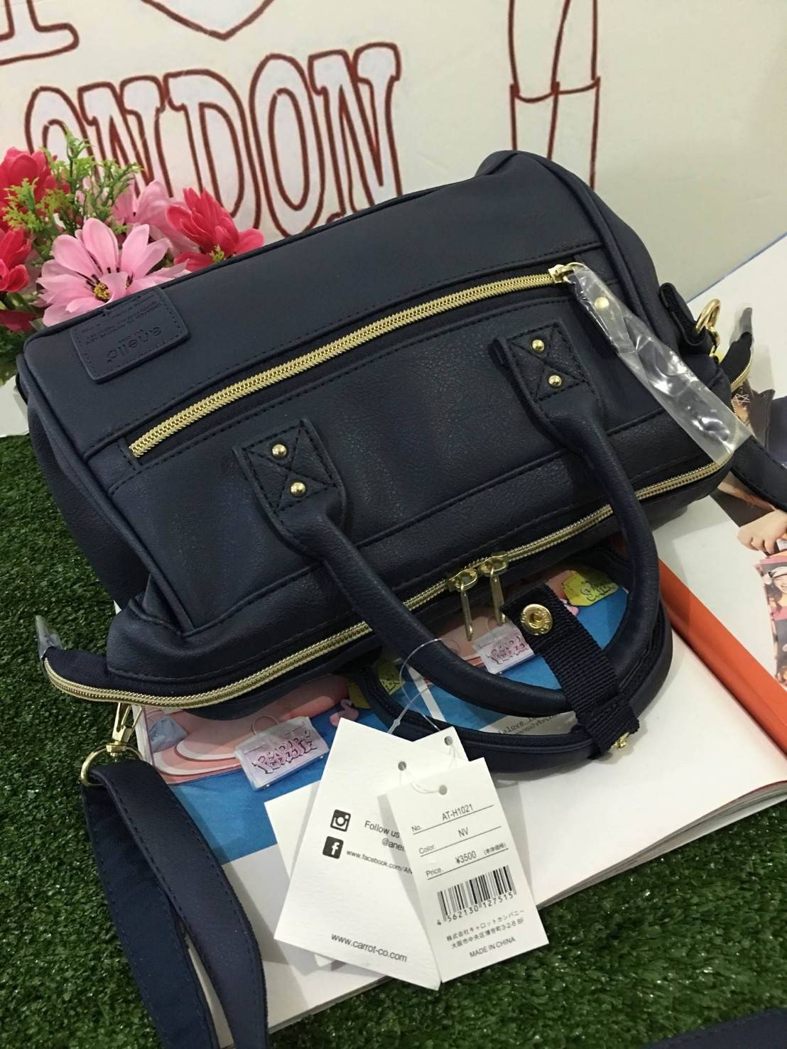 Anello polyester 2 way mini boston bag จากแบรนด์ดังในประเทศญี่ปุ่น กระเป๋าสไตล์คลาสสิค มีโครงปากกระเป๋ากว้างเป็นสัญลักษณ์ วัสดุหนัง pu กันน้ำได้ ภายในมีช่องใหญ่และช่องเล็กด้านข้าง2ช่อง เปิดปิดด้วยซิปคู่ มีตัวล็อคที่หูจับ ด้านหน้ามีช่องซิปเล็กใช้งานได้จริง