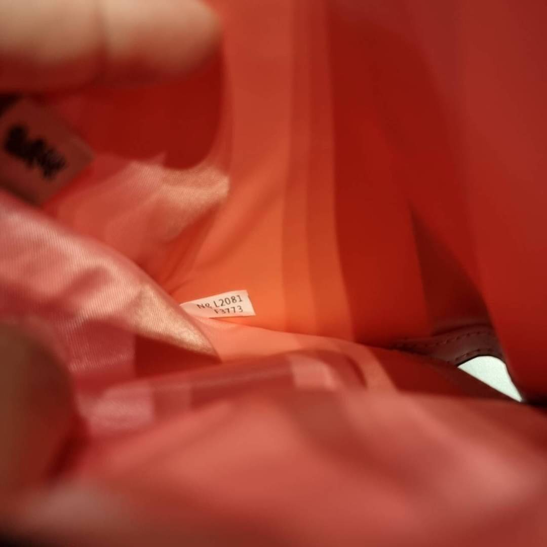 COACH C3375 MEDIUM CORNER ZIP WALLET IN SIGNATURE CANVAS WITH DAISY PRINT ดีไซน์ใหม่ล่าสุด!! คอลเลคชั่นลายพริ้นท์ เพิ่มลูกเล่นให้กระเป๋าสตางค์ของคุณ กับกระเป๋าสตางค์ใบกลาง ขนาดกำลังเหมาะมือ วัสดุหนังแคนวาส ดูแลรักษาง่าย มีช่องใส่บัตรและธนบัตรครบ และช่องซิ