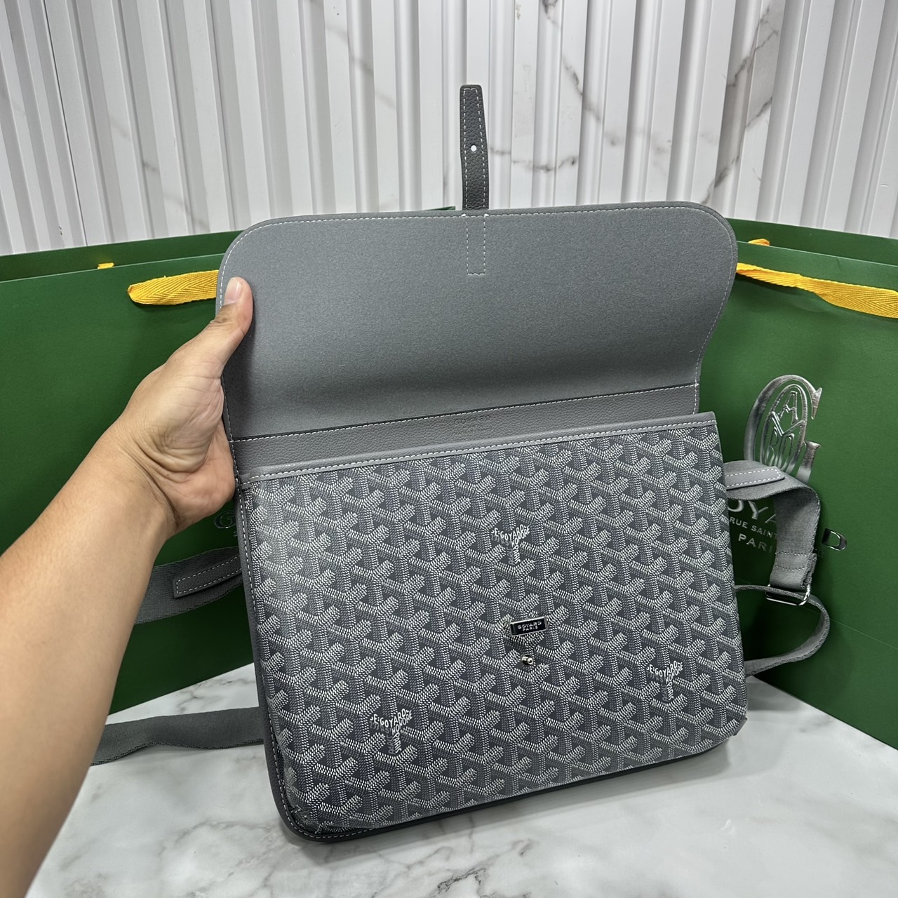 ORI หนังแท้ | Goyard Coursier Messenger bag กระเป๋าแมสเซ็นเจอร์ดีไซน์ใหม่ กะทัดรัดใช้งานได้อย่างคล่องตัว เหมาะมากสำหรับสายสปอร์ต ที่สุดของความหรูตอบโจทย์การใช้งาน ใบจริงสวยงามตามรูปค่ะ