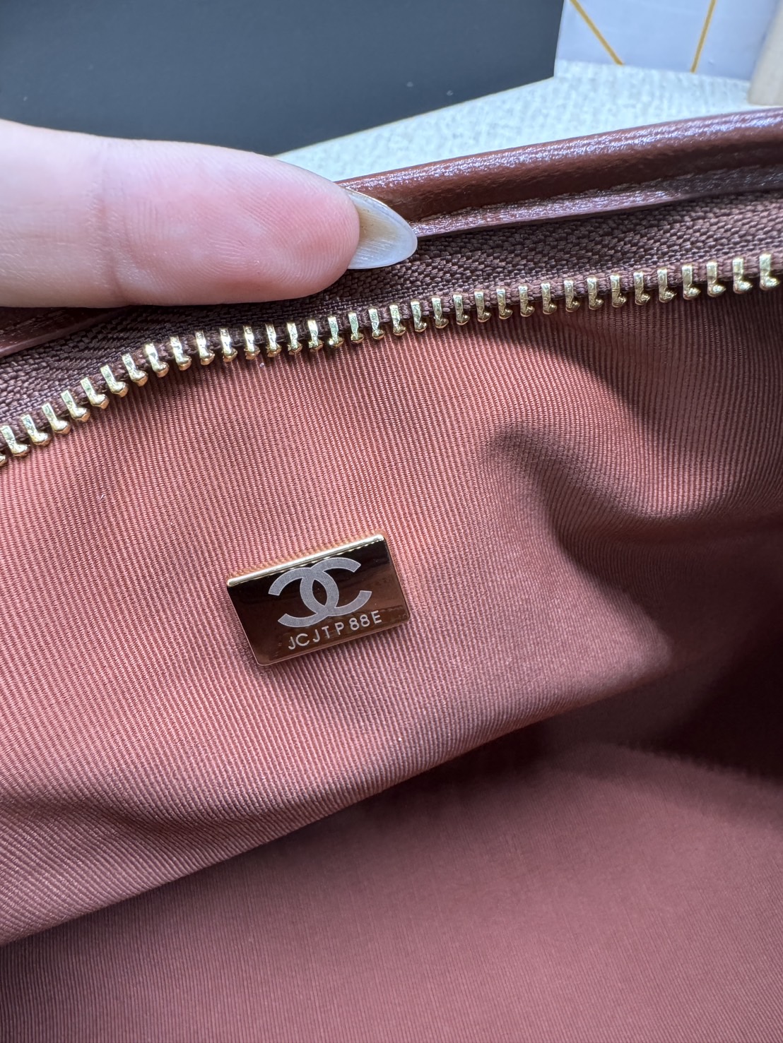 CHANEL HOBO BAG Shiny Leather & Gold-Tone Metal 26cm กระเป๋าทรงโฮโบ ดีไซส์สวยเรียบหรู เกรดออริ สลับแท้ 1:1 ใช้งานต่างประเทศได้