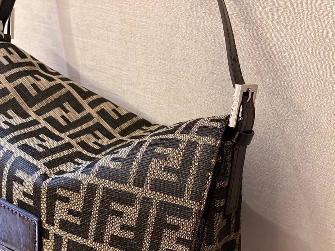 รุ่นใหม่แนะนำ!! FENDI BAGUETTE BROWN FABRIC BAG (GWP) วัสดุ CANVAS พิมพ์ลายแบรนด์ เปิดปิดด้วยฝาปิดกระดุมแม่เหล็ก ภายในมีช่องซิป ใส่ของแยกอีกช่อง สามารถใส่กระเป๋าสตางค์ยาว iphone เงิน ของจุกจิกได้ มาพร้อมสายสะพาย2แบบ ถอดเปลี่บนได้ อะไหล่แบรนด์สีเงิน Rare i