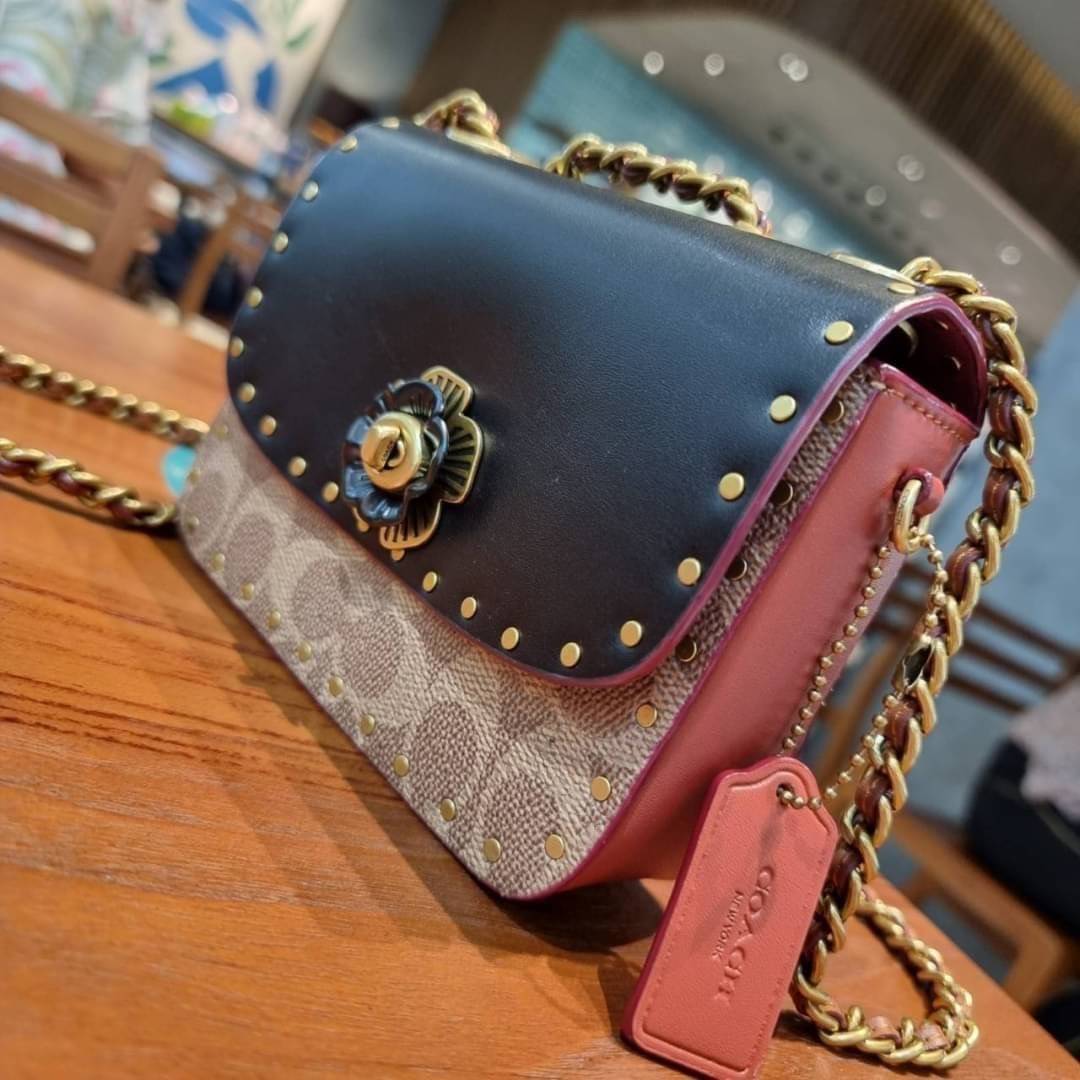 COACH C2462 MADISON SHOULDER BAG 16 IN SIGNATURE CANVAS WITH RIVETS กระเป๋าสะพายข้าง ไซส์กะทัดรัด พกพาง่าย น้ำหนักเบา ดีไซน์สวย โดดเด่นด้วยตัวล็อครูปดอกไม้ สีสันตกแต่งตัดกันกับลายซีอย่างลงตัว วัสดุหนังแคนวาสเคลือบลาย ภายในแบ่งสัดส่วนให้อย่างดี มาพร้อมสายส