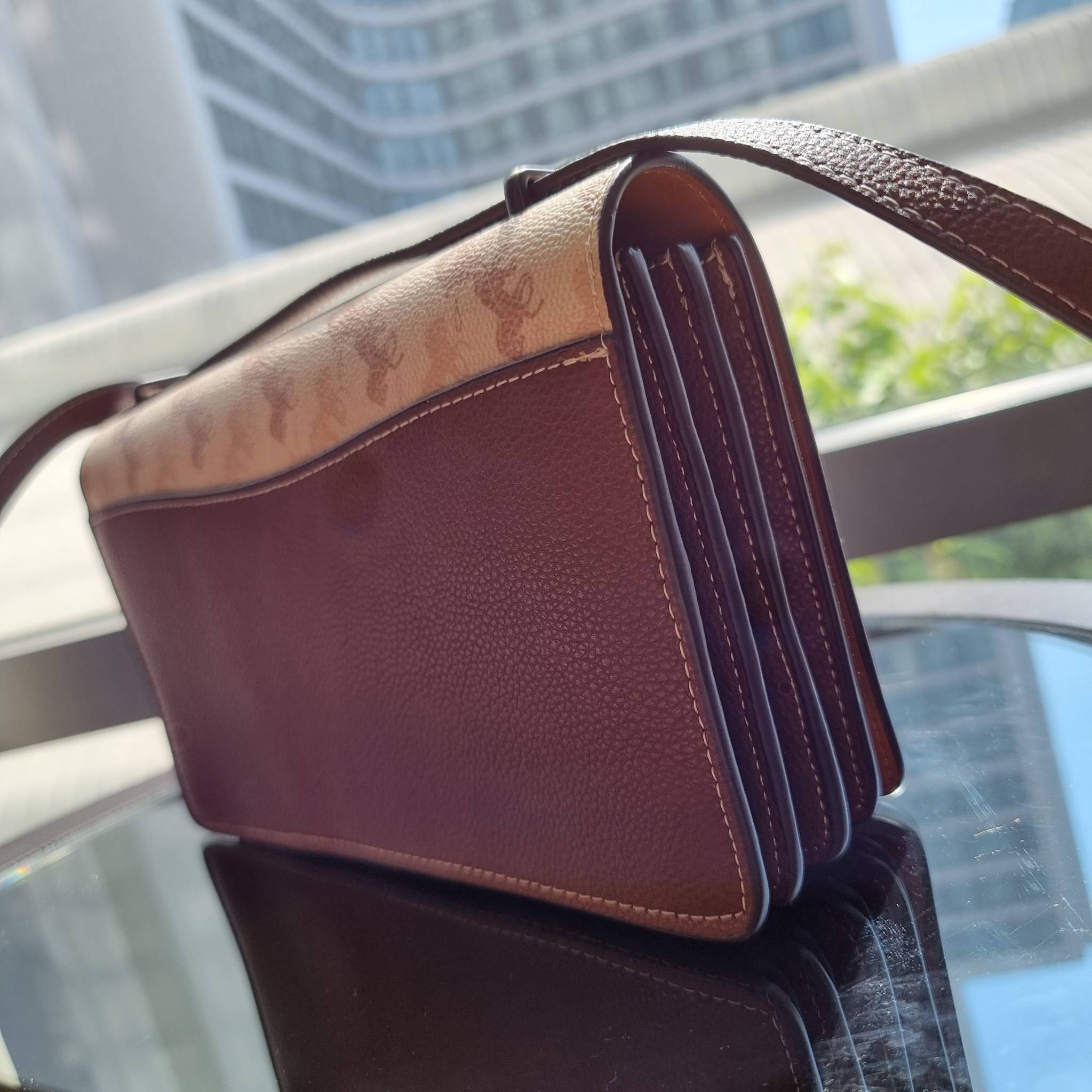 OUTLET 】COACH 88343 CAMILLE CROSSBODY WITH HORSE AND CARRIAGE PRINT AND ARCHIVE PATCH คอลเลคชั่นหายาก ที่สาวๆตั้งตารอ!! ด้วยดีไซน์ลุคผู้ดี ตกแต่งลวดลายออกมาดูโดดเด่น กับกระเป๋าสะพายที่ปรับใช้ได้หลายหลายสไตล์ สะพายไหล่สายคู่ สะพายข้างสายเดี่ยว หรือจะเอาสาย