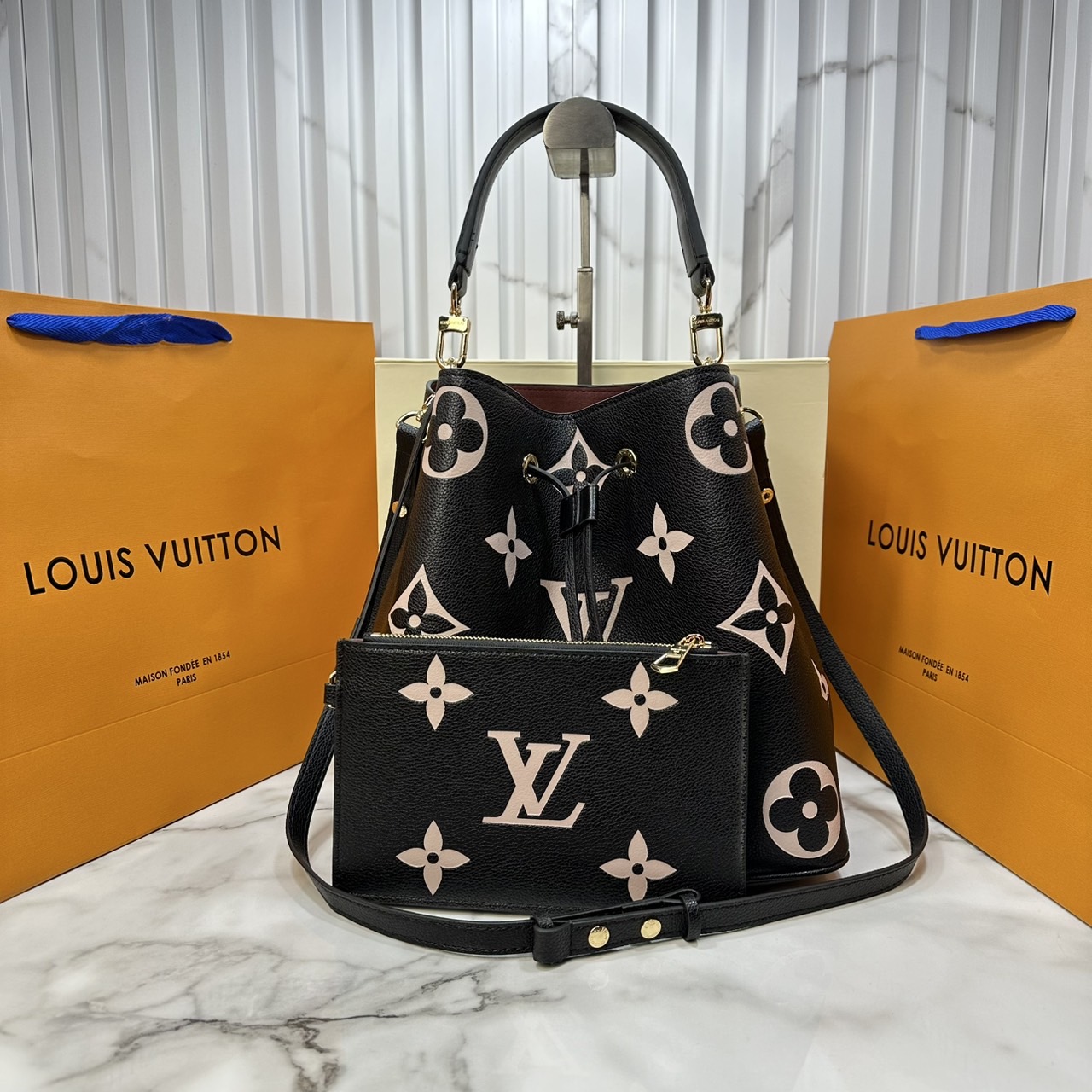 ORI หนังแท้ | LV NeoNoe MM Bucket bag Monogram Flower กระเป๋าสะพายทรงบัคเก็ต เอกลักษณ์ LV และลาย Monogram Flower อันโดดเด่นเพิ่มสไตล์ มีเสน่ห์ชวนหลงใหล