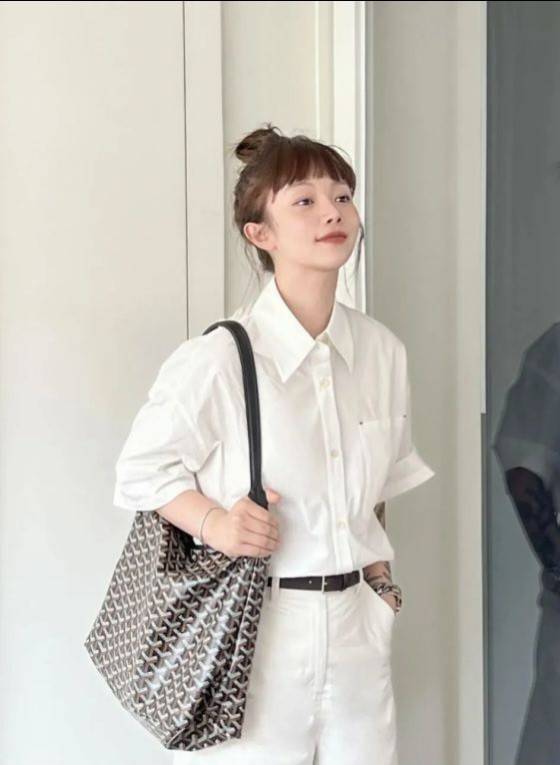 GOYARD BOHEME HOBO BAG / GOYARD HOBO กระเป๋าสะพายทรงโฮโบ ใบใหญ่จุใจ!! มาครบสีขายดี เลิศทุกสี รูปทรงคลาสสิค ดีไซน์เป็นเอกลักษณ์ วัสดุหนังแคนวาสพิมพ์ลายสวยคม ปากกระเป๋ามีซิปเปิด-ปิดกันของหล่นได้ ภายในโล่งกว้างมาก มาพร้อมสายคล้องในตัว ทนทาน สะพายสวยๆได้ทุกวั