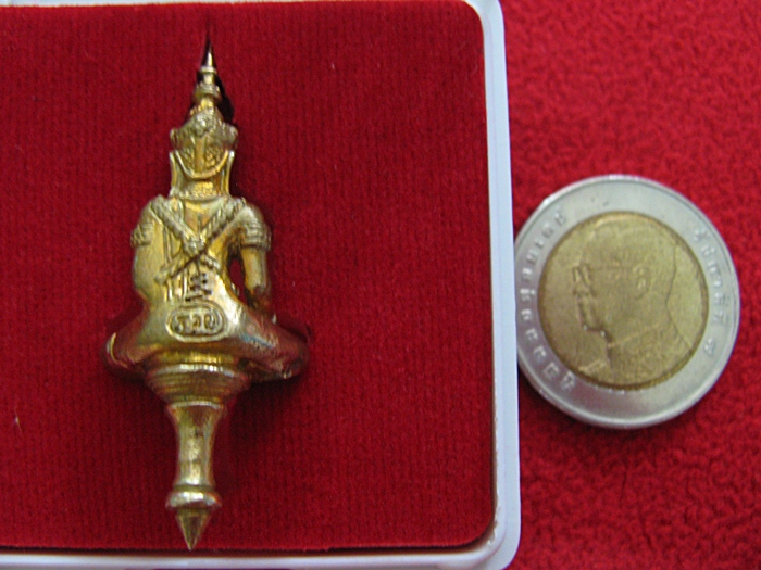 สินค้าหมดค่ะ พระยอดธงทรงเครื่องตากสินมหาราช รุ่นรวยเงินล้าน (ปลุกเสกโดย พ่อท่านเขียว หลวงพ่อคูณ หลวงพ่อรวย) วัดนาคกลางวรวิหาร พร้อมกล่องเดิมค่ะ