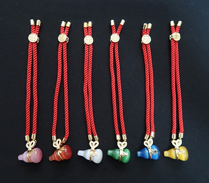 สินค้าหมดค่ะ สร้อยข้อมือน้ำเต้าสีชมพูด้ายแดง ดูดทรัพย์ เสริมดวงค้าขายค่ะ