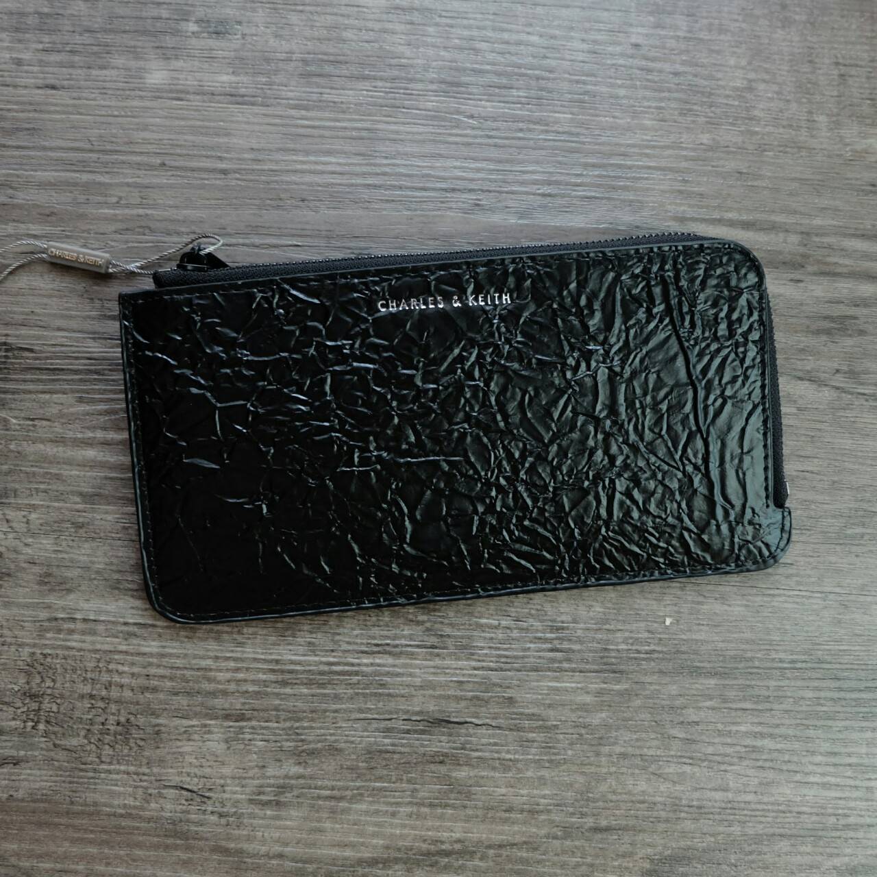 Charles & Keith Zip Wallet กระเป๋าสตางค์ใบยาว บาง พกพาสะดวก แถมกระเป๋าใบเล็กใส่บัตรให้อีก 1 ใบ เปิด - ปิดกระเป๋าด้วยซิป ภายในมีช่องใส่บัตรหลายช่อง และช่องใส่ธนบัตร ใบจริงสวย น่าใช้ทุกสีเลยค่าา