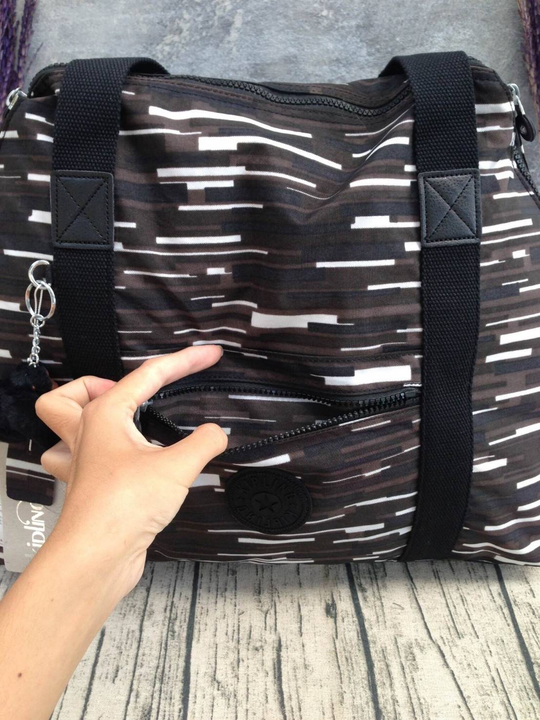 🎄NEW! KIPLING ART M (LARGE) รุ่นใหม่ล่าสุด ชนช็อปใบใหญ่จุใจวัสดุ Cotton+Polyester 100% สามารถรูดซิปมุมกระเป๋าเปลี่ยนทรงได้ไม่จำเจ หูหิ้วสะพายไหล่ได้ มือจับหูหิ้วเป็นหนังปั้มโลโก้ พวงกุญเเจลิงถอดเเยกใช้ได้ เปิดปิดด้วยซิป มีช่องซิปด้านหน้าและหลังหัว