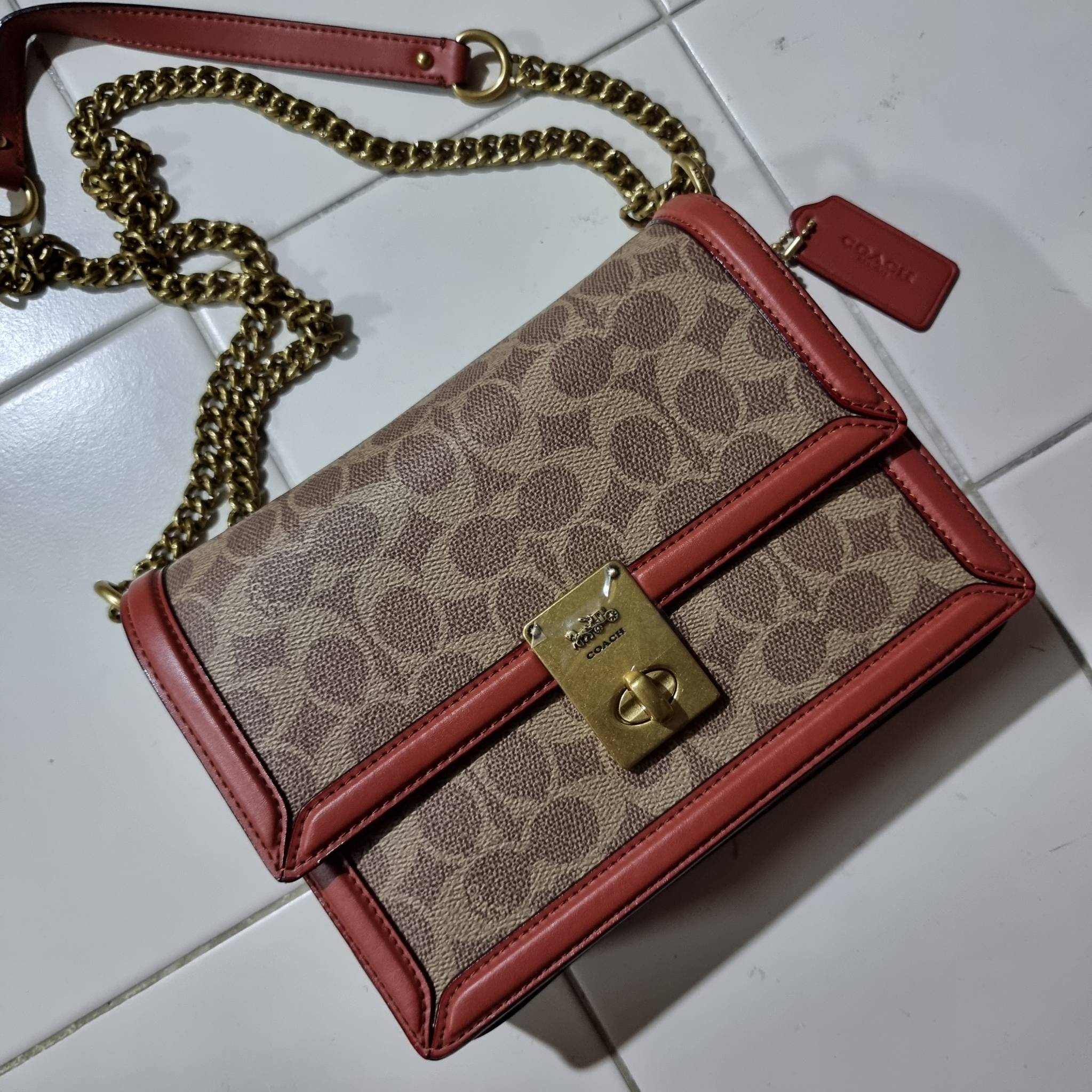 COACH 3492 HUTTON SHOULDER BAG IN SIGNATURE CANVAS sold out ไปกันทั่วหน้าในหลายประเทศ กับกระเป๋าสะพายที่สุดของความหรู ดีไซน์คลาสสิควินเทจ ลูกเล่นสีแทนสนิมตัดกับอะไหล่สีทองเหลืองดูย้อนยุคและหรูหรา วัสดุหนังแคนวาสสลับหนังแท้ สายสะพายโซ่สลับหนัง ปรับสะพายได้