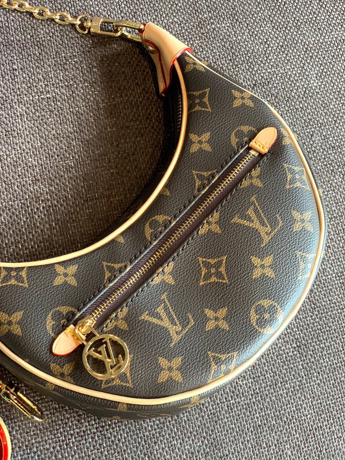 LOUIS VUITTON MONOGRAM LOOP BAG กระเป๋าทรง Loop ที่รังสรรค์ออกมาได้สวย เก๋ และดูดีมากๆ หนังแท้ มีความนิ่มละมุน สัมผัสแล้วคือใช่เลยค่ะ😘 ด้านหน้ามีช่องซิปเล็กให้ใส่ของจุกจิก เปิด-ปิดช่องหลักแบบซิป ภายในสามารถใส่กระเป๋าเงินใบกลางได้;มือถือได้ทุกรุ่น;