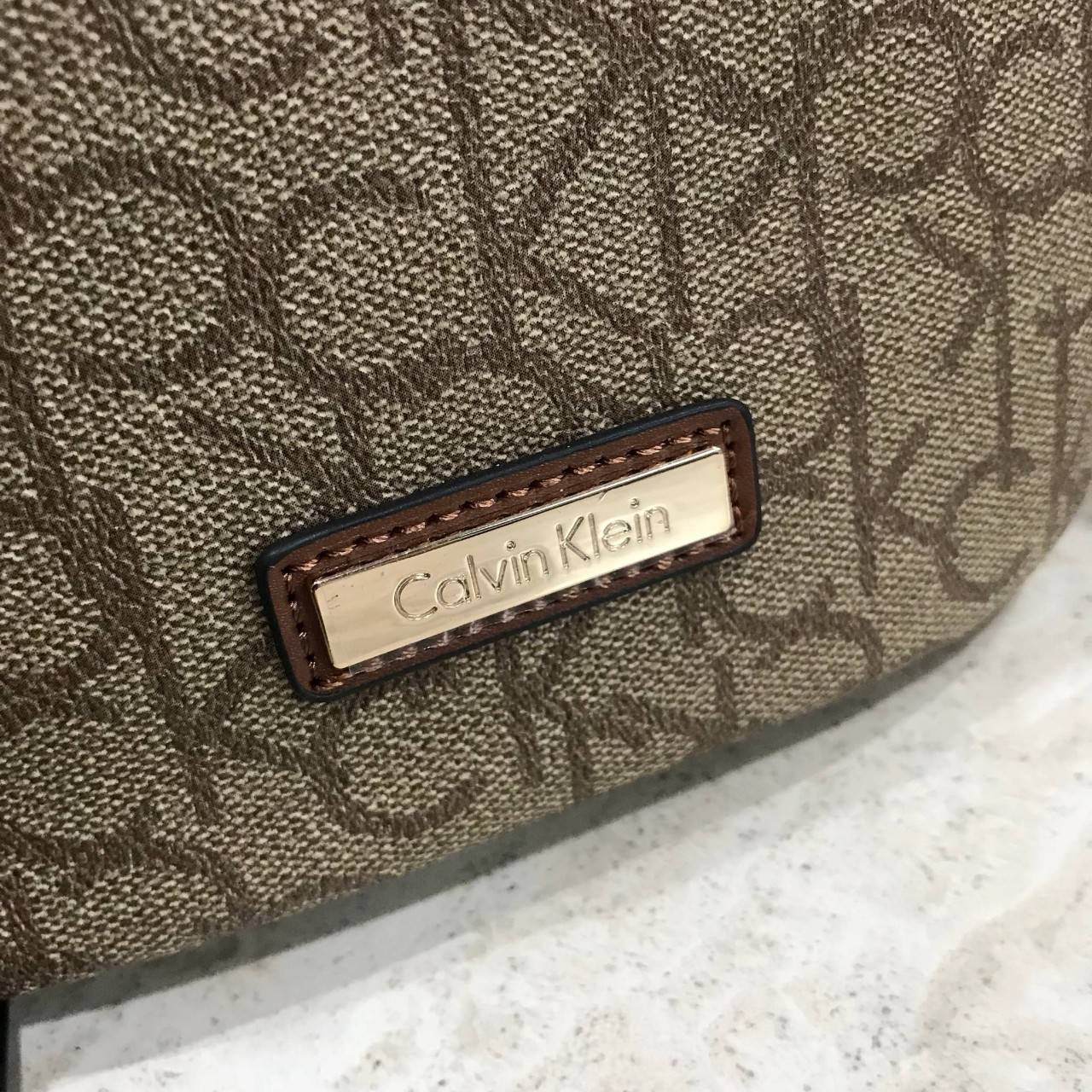 Calvin Klein CrossBody Bag Y2019 Newvin! กระเป๋าสะพายหนังสวยอยู่ทรง ลาย Signature แบรนด์รอบใบ ทรงถัง เปิดปิดด้วยซิป ด้านหน้าประดับโลโก้แบรนด์ อะไหล่ทอง ขนาดกำลังดี น้ำหนักเบา ภายในกว้าง ซับในพิมพ์แบรนด์ ใส่ wallet ยาวได้ พร้อมสายยาว ปรับได้ Crossbodyได้ค่