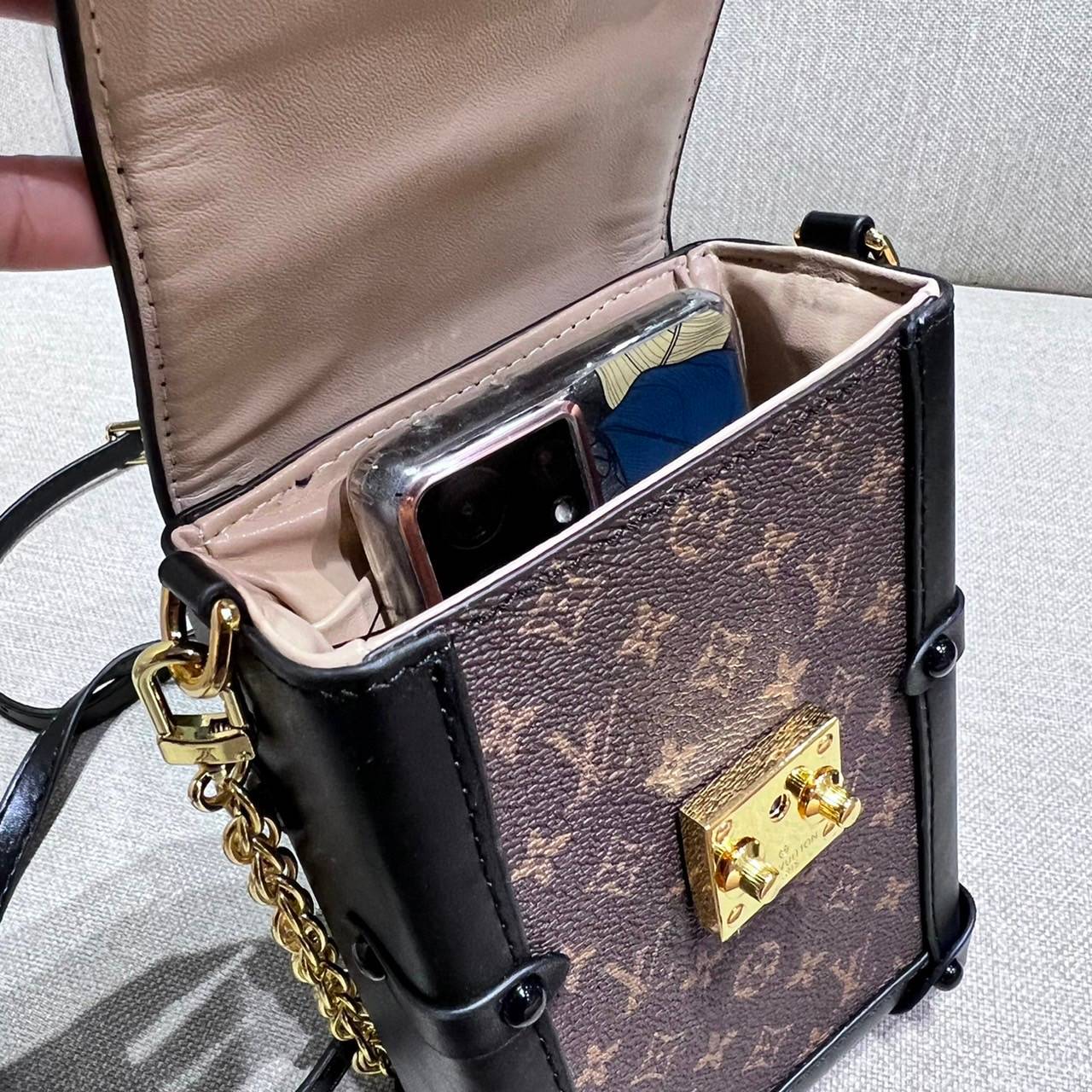 VIP 🥂 LV VERTICAL TRUNK POCHETTE ฮิตไอเท็มที่ใครๆก็อยากครอบครอง กระเป๋าทรงทรังค์ ยูนิเซ็กส์ที่ใช้ได้ทั้งชายและหญิง ด้วยดีไซน์คลาสสิคแฝงดีเทลความเป็นผู้ดี ทำให้ใบนี้ดูโดดเด่นและเป็นเอกลักษณ์ วัสดุหนังแคนวาสสลับหนังแท้ เปิด-ปิดด้วยอะไหล่แบบกดล็อค แน