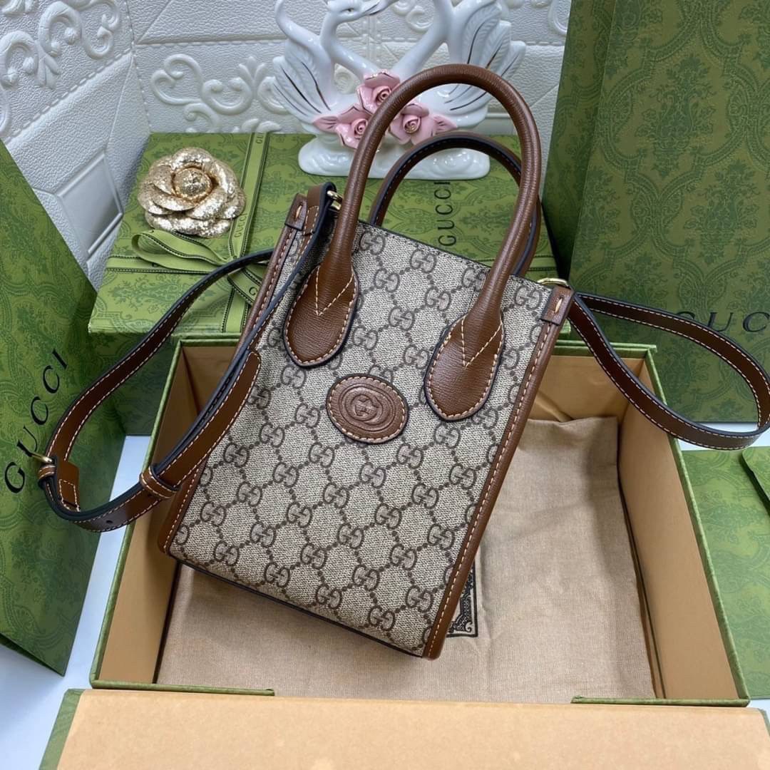 VIP GIFT 】หนังแท้ GUCCI New Season GG-canvas tote bag กระเป๋าถือและสะพายได้ มีสายยาวให้ด้วยค่ะ ออกแบบมาให้เข้ากับไลฟ์สไตล์ที่ไม่หยุดนิ่งของคุณ ดูเรียบง่าย แต่หรูหรา ด้วยดีไซน์ของกระเป๋าทรงสี่เหลี่ยมผืนผ้า ด้วยสีและรูปทรงที่เรียบง่ายจึงสามารถแมทช์กับสีสันข