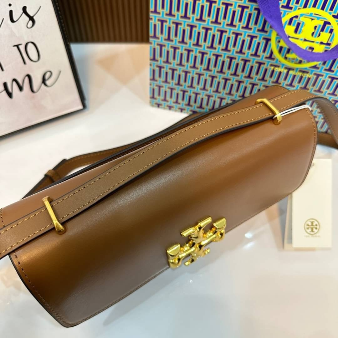 TORY BURCH ELEANOR SMALL LONG CONVERTIBLE SHOULDER กระเป๋าสะพายทรงยาว E/W Eleanor Convertible สูดหรู ดูแพง หนังแท้ เรียบสวยหรู โดดเด่นด้วยป้ายโลโก้สีทอง ลาย Double T อันเป็นเอกลักษณ์ ภายในช่องโล่งกว้างสามารถใส่โทรศัพท์ได้ทุกรุ่น สามารถใส่กระเป๋าสตางค์ใบยา