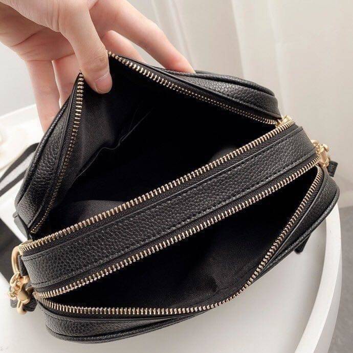 Coach Leather Jes Crossbody in Colorblock ((72704)) กระเป๋าสะพายข้าง//ครอสบอดี้ร์ วัสดุหนังแท้ หนังนิ่มสวยงาม มากๆค่ะ ด้านหน้ามีโลโก้แบรนด์เด่นชัดสะดุดตา ช่องหลักแบ่งเป็น2ซิป แต่ละช่องกว้าง ใส่กระเป๋าเงินใบยาวได้ ของอื่นๆได้จุค่ะ มีช่องเล็กให้ใส่ของจุกจิก