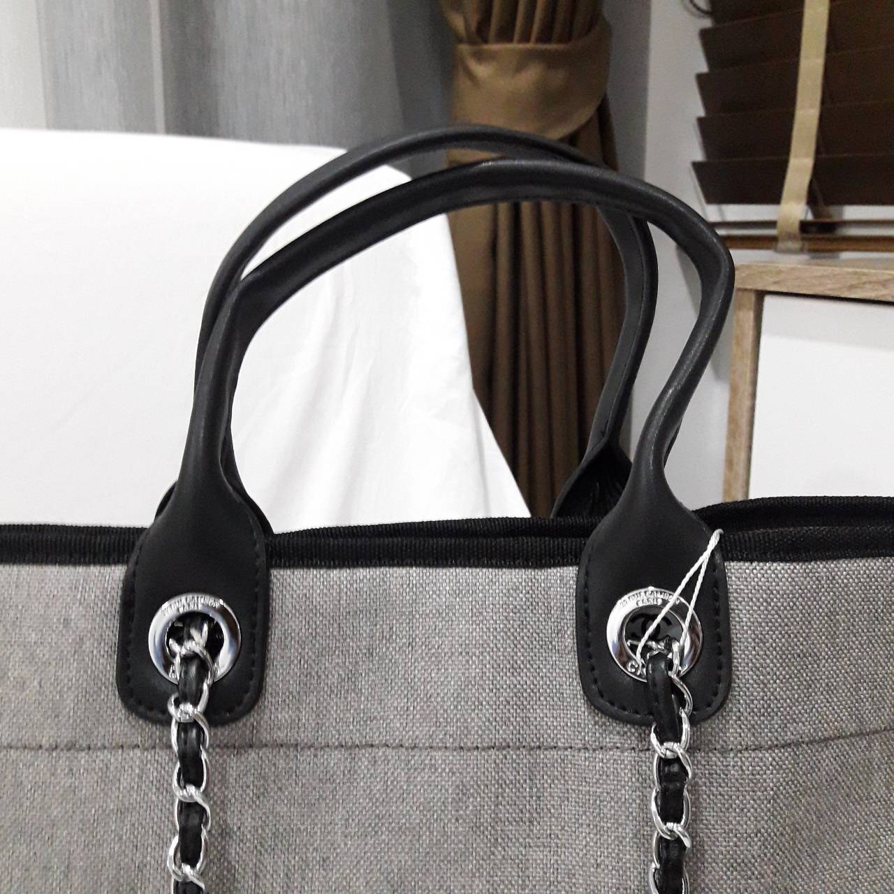 สีใหม่เข้าค้า ~~ รุ่นที่สาวๆรอคอย Chanel tote canvas bag จากงานพรีเมี่ยม VIP GIFT รุ่นดังเลยค้า Size ใหญ่อลัง บอกเลยว่า **งานดีที่สุด ตัวกระเป๋า กระเป๋าผ้าเป็นผ้า canvas เนื้อดีสมราคา สัมผัส นุ่มลื่นมือมากกกก อะไหล่เงินปั้มแบรนด์แท้ทั้งใบ ด้านหน้าปัก logo