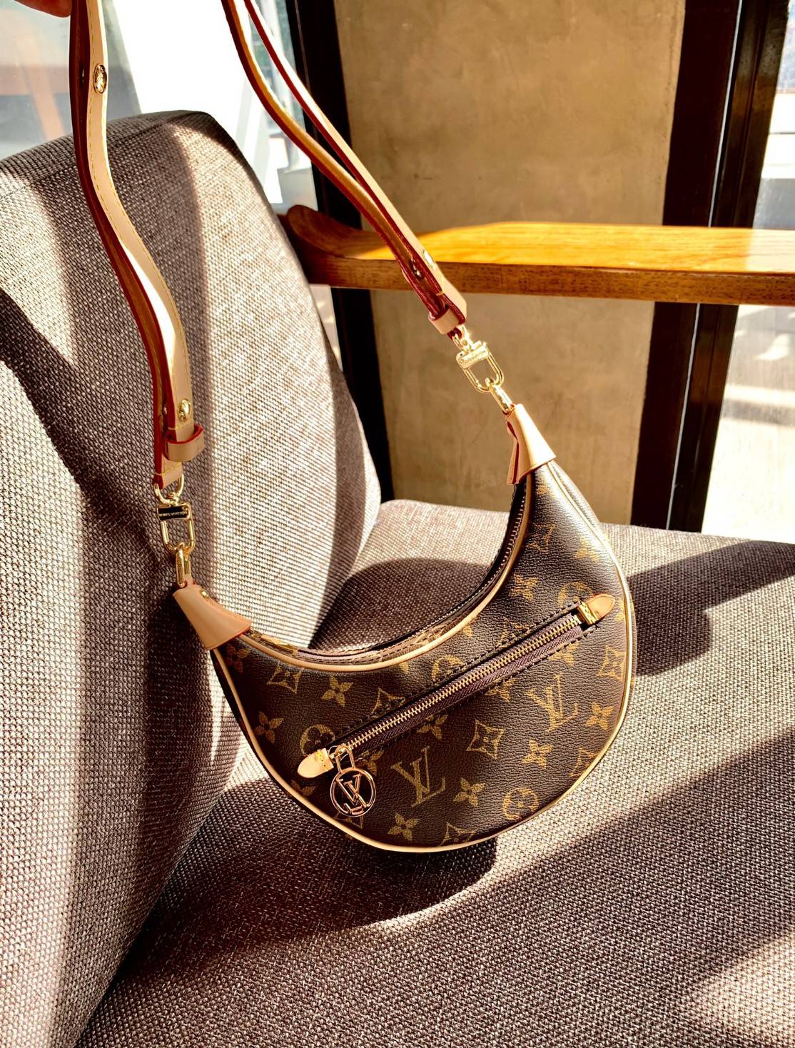 LOUIS VUITTON MONOGRAM LOOP BAG กระเป๋าทรง Loop ที่รังสรรค์ออกมาได้สวย เก๋ และดูดีมากๆ หนังแท้ มีความนิ่มละมุน สัมผัสแล้วคือใช่เลยค่ะ😘 ด้านหน้ามีช่องซิปเล็กให้ใส่ของจุกจิก เปิด-ปิดช่องหลักแบบซิป ภายในสามารถใส่กระเป๋าเงินใบกลางได้;มือถือได้ทุกรุ่น;