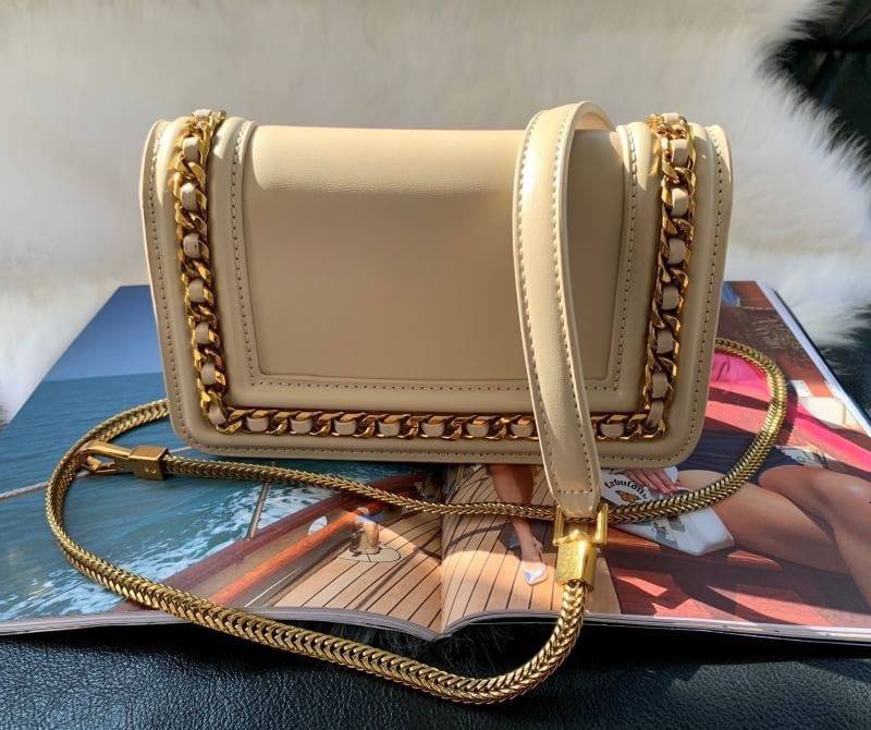 Charles&Keith Chain detail Clutch Best sellwr กระเป๋าสะพาย เป็นทรง crossbody หรือถอดสายถือเป็นคลัชท์ได้ มีดีเทลโซ่ร้อยหนังรอบใบ อะไหล่ทอง เปิดปิดด้วยกระดุมแม่เหล็ก ภายในมีช่องซิป ช่องเสียบบัตร และช่องใหญ่ใส่มือถือได้ทุกรุ่น พร้อมสาย สะพายแบบโซ่ต่อหนัง ถอด