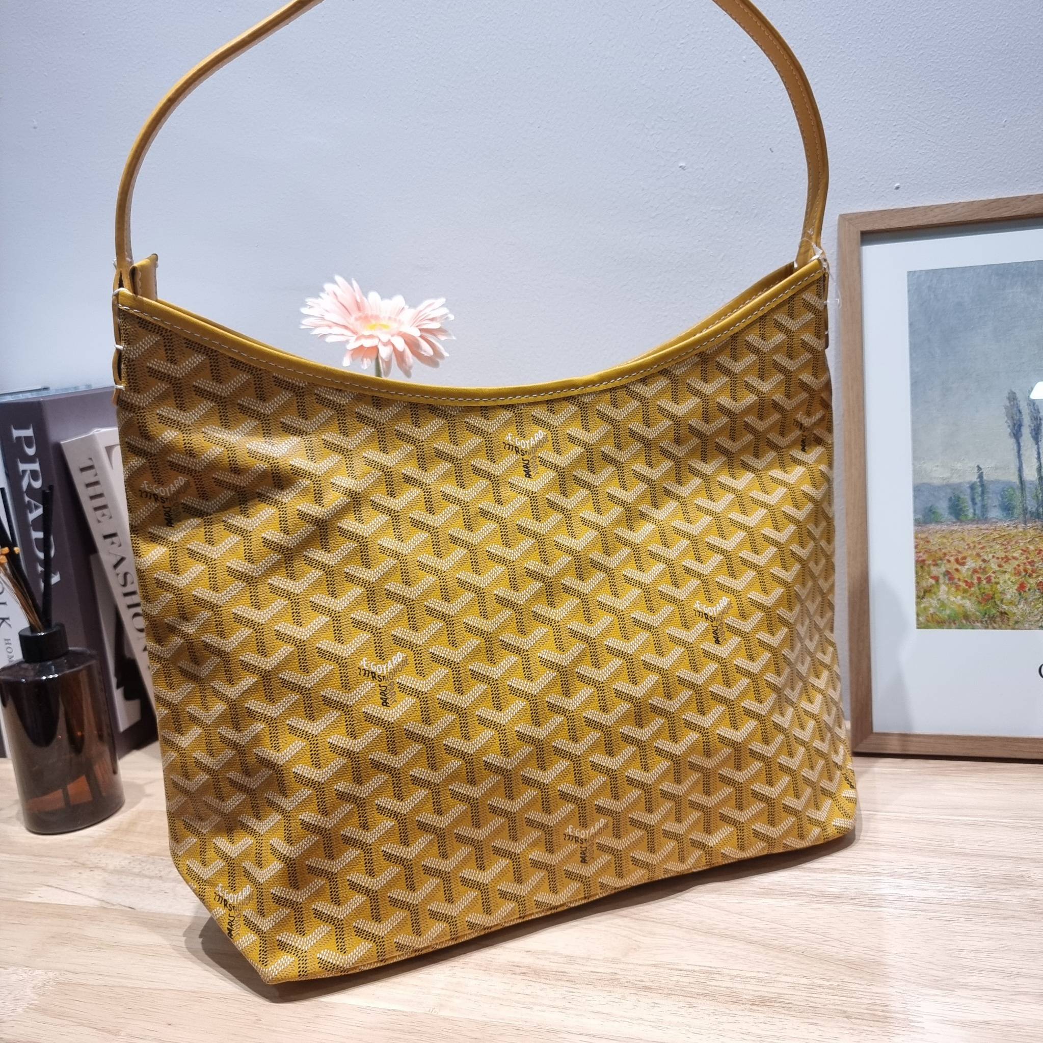 GOYARD BOHEME HOBO BAG / GOYARD HOBO กระเป๋าสะพายทรงโฮโบ ใบใหญ่จุใจ!! มาครบสีขายดี เลิศทุกสี รูปทรงคลาสสิค ดีไซน์เป็นเอกลักษณ์ วัสดุหนังแคนวาสพิมพ์ลายสวยคม ปากกระเป๋ามีซิปเปิด-ปิดกันของหล่นได้ ภายในโล่งกว้างมาก มาพร้อมสายคล้องในตัว ทนทาน สะพายสวยๆได้ทุกวั