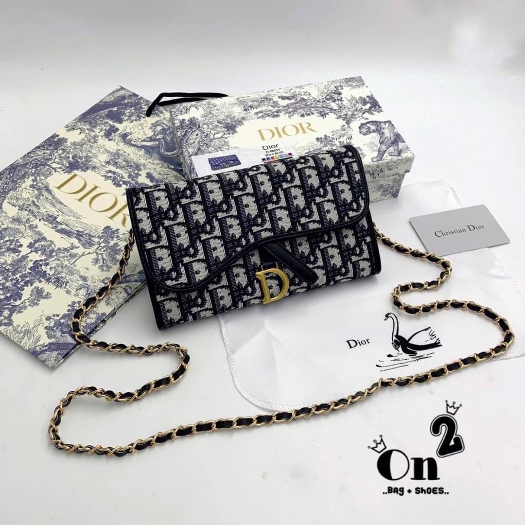 DIOR LONG WALLET WITH CHAIN MONOGRAM / DIOR WALLET กระเป๋าสตางค์ใบยาวพร้อมสายสะพายโซ่อะไหล่ทองสลับหนัง ขนาดกำลังน่ารัก เป็นเอกลักษณ์ของความหรู วัสดุแคนวาสแท้และผ้า Jacquard อย่างดี ผสมผสานความสง่างามและคลาสสิกที่เข้ากับยุคสมัย ด้านหน้าโดดเด่นด้วยซิกเนเจอร