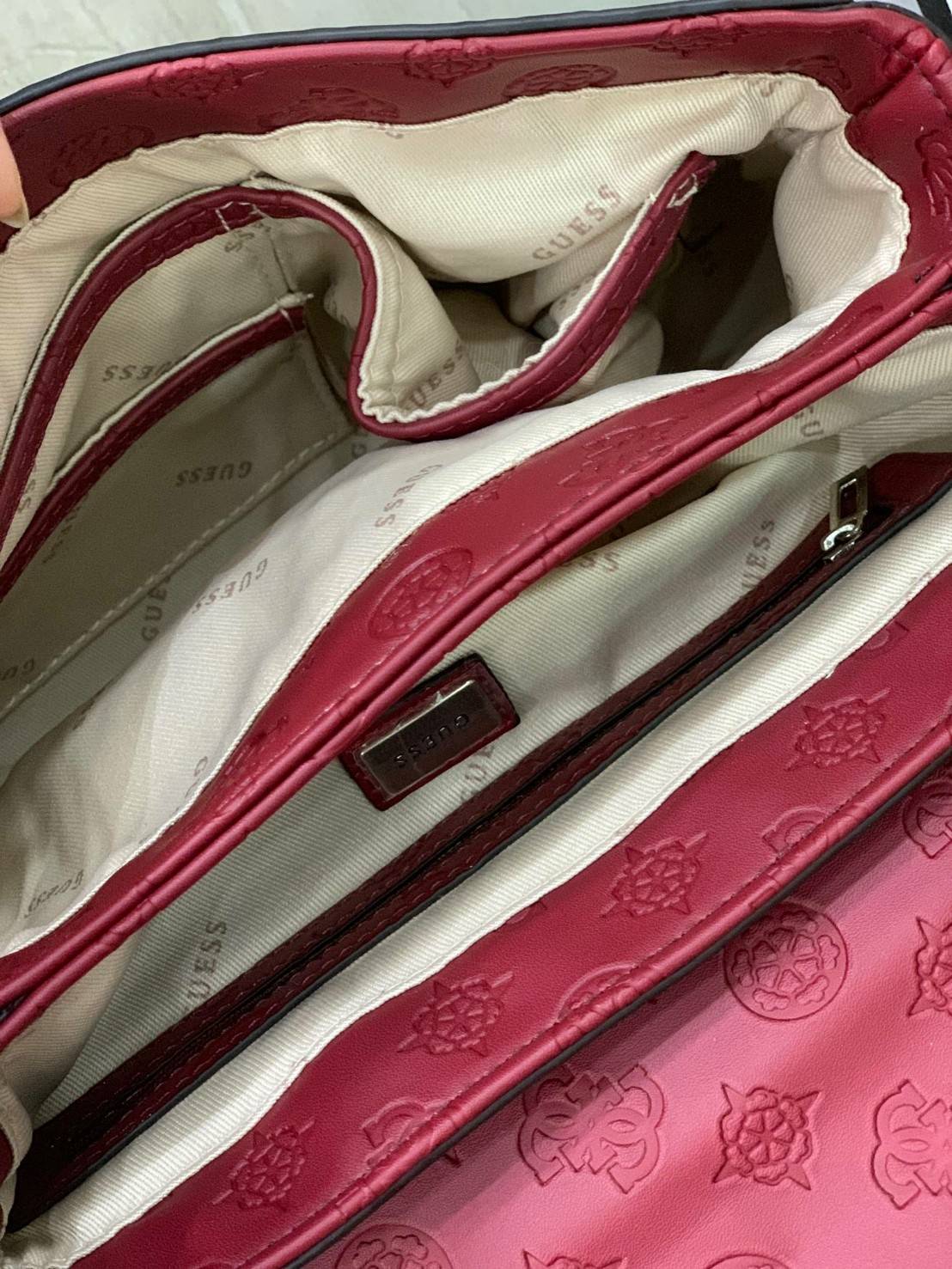 💕GUESS JANELLE CONVERTIBLE CROSSBODY BAG กระเป๋าสะพายข้างรุ่นใหม่ชนช้อปจากGuess สะพายได้ทั้งสายคู่และสายเดี่ยว สายสะพายโซ่ต่อหนังไม่เจ็บบ่า โลโก้ด้านหน้าตัวนูนเด่นชัด วัสดุหนังpu ลาย signature รอบใบ เปิดปิดด้วยกระดุมแม่เหล็กและซิป ภายในมีช่องซิปให