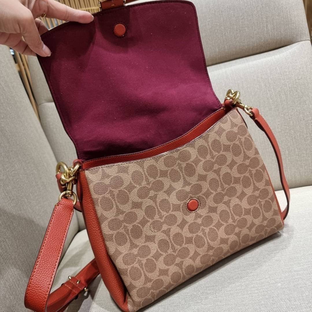 COACH Coated Canvas Signature May Shoulder Bag พร้อมส่งที่ไทย คัดงานคุณภาพ จัดเต็มมาให้ต่อนรับปีใหม่นี้ค่าา ✔️กระเป๋าหิ้ว//คล้องไหล่//สะพายข้างได้ ใบใหญ่ สุดคุ้ม! ✔️หนังแท้ชั้นดีที่สุด หนังหนานิ่ม รู้สึกได้ตอนสัมผัสค่ะ สวยมากๆ ✔️ด้านห