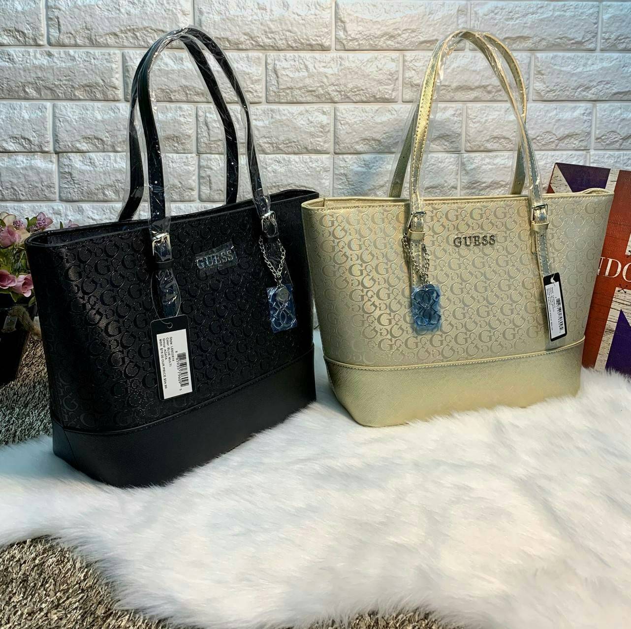 GUESS WOMEN LARGE TOTE BAG กระเป๋าถือ//สะพายไหล่ ทรง Tote ตัวกระเป๋าลายแบรนด์ทั้งใบ ผสมหนังซาฟเฟียโน่ตรงขอบล่างกระเป๋าค่ะ ด้านหน้าห้อยอะไหล่แบรนด์มาให้ เปิดปิดกระเป๋าแบบซิป ภายในโล่ง กว้าง ใส่ของได้จุค่ะ มีช่องซิปและช่องเล็กใส่ของจุกจิกนะค่ะ หูหิ้วสามารถป