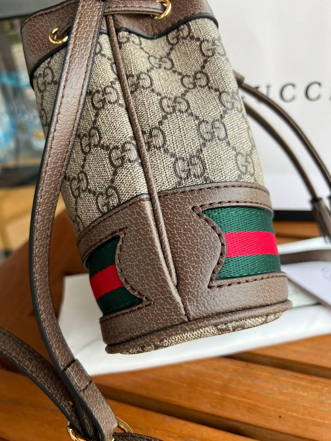 GUCCI Ophidia mini small GG bucket bag กระเป๋าถือหรือสะพายข้าง ขนาดเล็ก ทรงขนมจีบ วัสดุผ้าใบ+หนังแท้ พร้อมแถบลายทางสีเขียวและสีแดงด้านล่าง ด้านในโล่ง มี1ช่องเล็ก สายยาวถอดสายไม่ได้ ปรับระดับได้ ใบนี้เรียบหรูดูดีสุดๆไม่ควรพลาดค่า