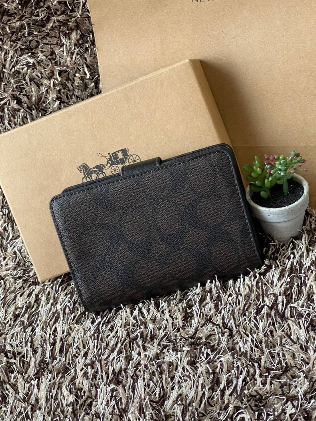 COACH MEDIUM CORNER ZIP WALLET กระเป๋าสตางค์ขนาดกลางที่ถือว่าเป็นไอเทม Must Have ของทุกเพศทุกวัยที่ต้องพกติดตัวไว้ตลอดเวลา เพราะนอกจากจะช่วยจัดเก็บเงิน บัตรประชาชน บัตรเครดิตและต่าง ๆ ให้เป็นระเบียบเรียบร้อยยังต้องคำนึงถึงประโยชน์ใช้สอยร่วมด้วย กระเป๋าสตา