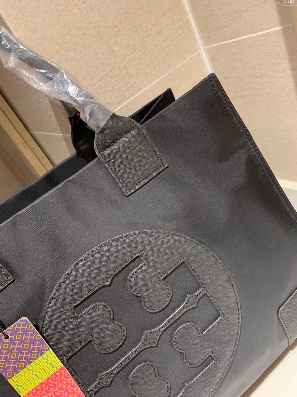 ของแท้ 💯% TORY BURCH ELLA TOTE BAG กระเป๋าทรง SHOPPING วัสดุ NYLON ทั้งใบตัดด้วยหนัง SAFFIANO ดำ แต่งโลโก้แบรนด์ด้านหน้า ด้านในเปิดปิดด้วยกระดุมแม่เหล็ก