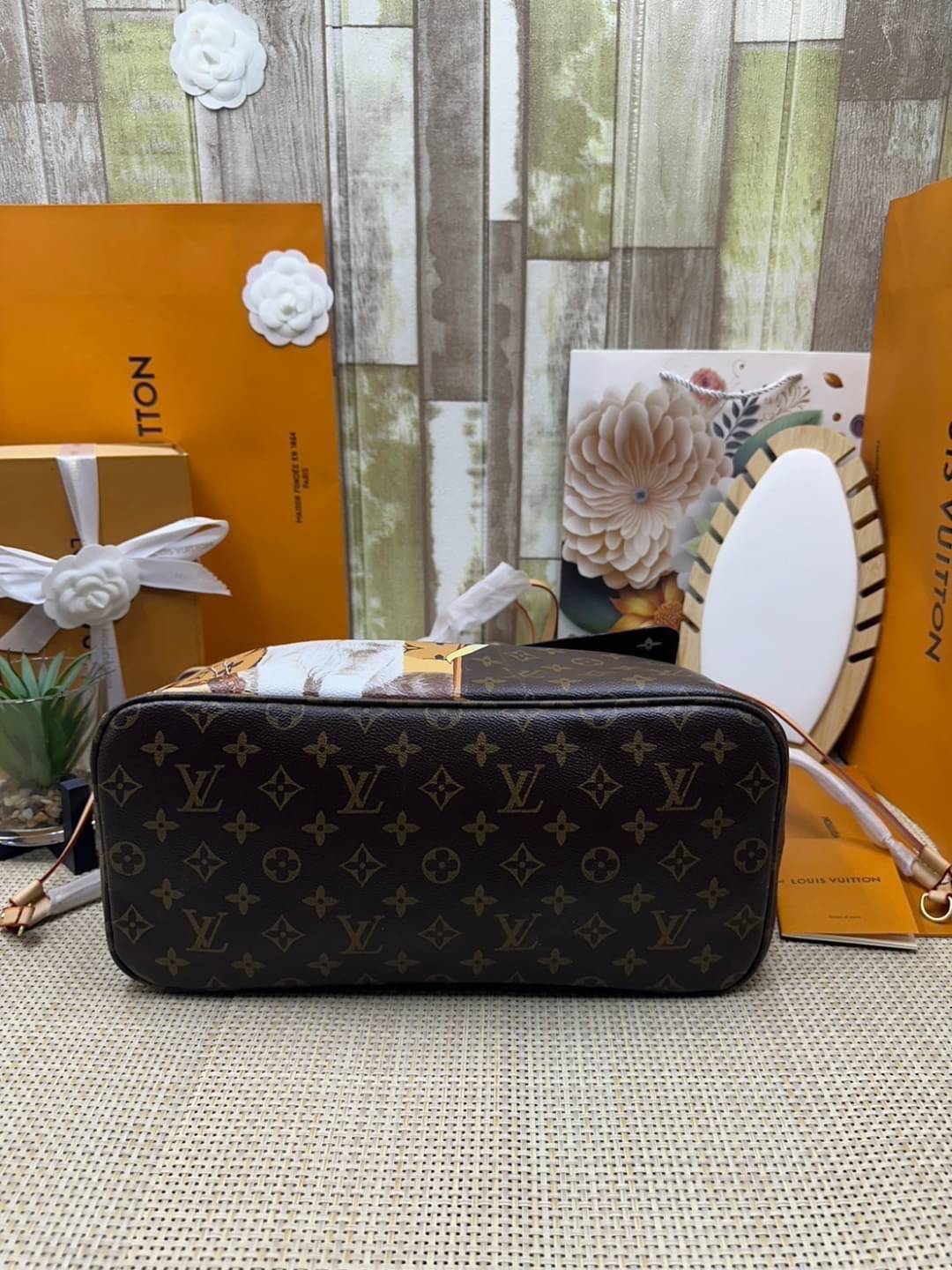 LV Neverfull MM Tote Monogram Canvas With Cat / Puppies กระเป๋าทรงโท้ท รุ่นลิมิเต็ด พิมพ์ลายน้องหมา น้องแมว ลวดลายท่องเที่ยว ลายสีสัน เป็นการรังสรรค์สุดท้าทายครั้งใหม่ของกระเป๋ารุ่นไอคอนิกจากหลุยส์ ผสานความหลากหลายในการใช้งานยุคใหม่กับพลังสีสันอันสดใสได้อ