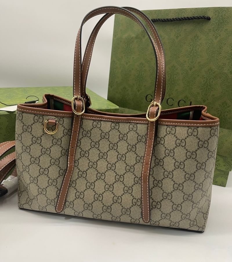 GUCCI GG Emblem small tote bag กระเป๋าทรงโท้ทสะพายไหล่รุ่นใหม่ ขนาดกำลังสวย ใส่ของได้แบบจุกๆ หูสะพายปรับและถอดออกได้ เก๋มากๆ คลาสสิคไม่มีเบื่อ
