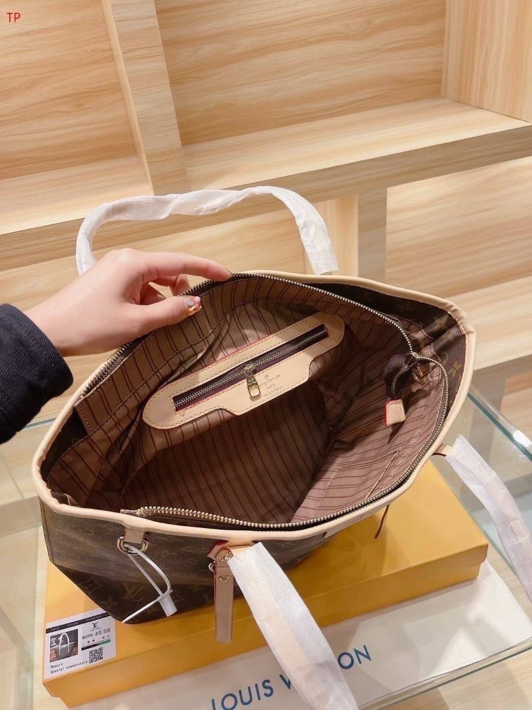 LV Neverfull Monogram / LV TOTE SET 3IN1 กระเป๋าสะพายใบใหญ่ทรง tote มาพร้อมกระเป๋าสตางค์ และตัวห้อยน้องหมาน่ารัก เป็นอีกรุ่นที่มีคนใช้กันทั่วบ้านทั่วเมือง