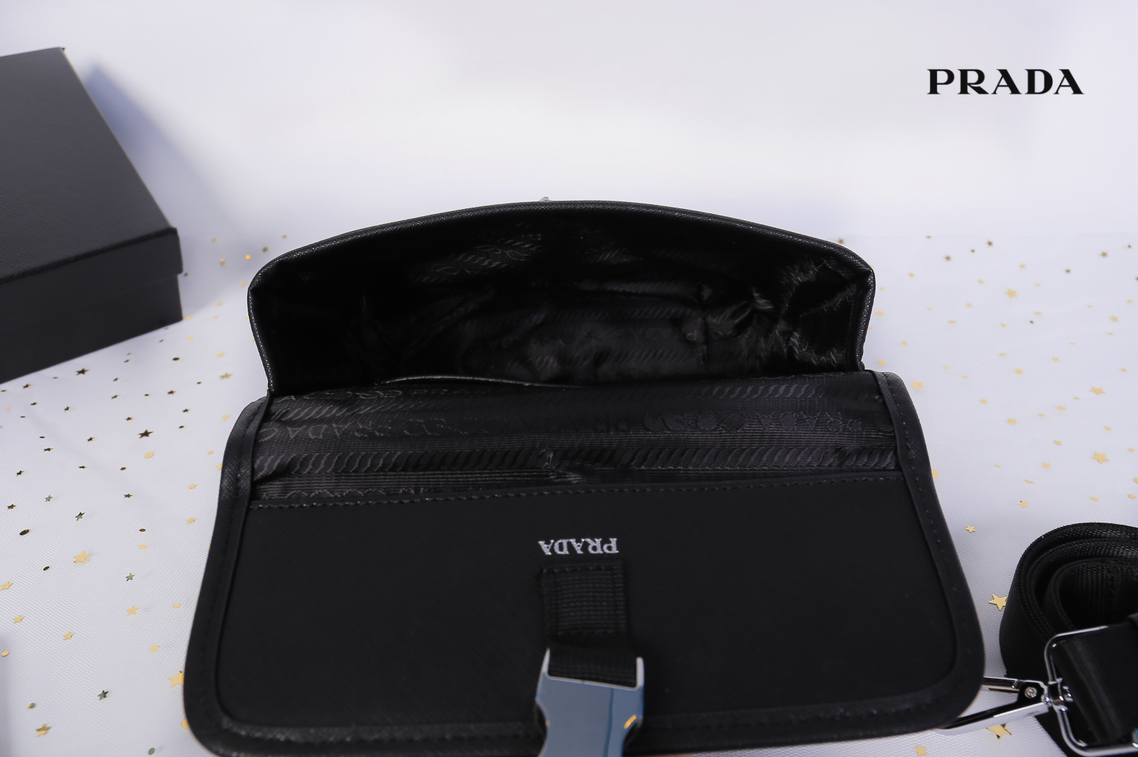 Prada NYLON & Saffiano crossbody bag กระเป๋าสะพายขนาดกำลังน่ารัก วัสดุ NYLON ผสม หนังลาย Saffiano ขนาดกำลังพอดี อยู่ทรง