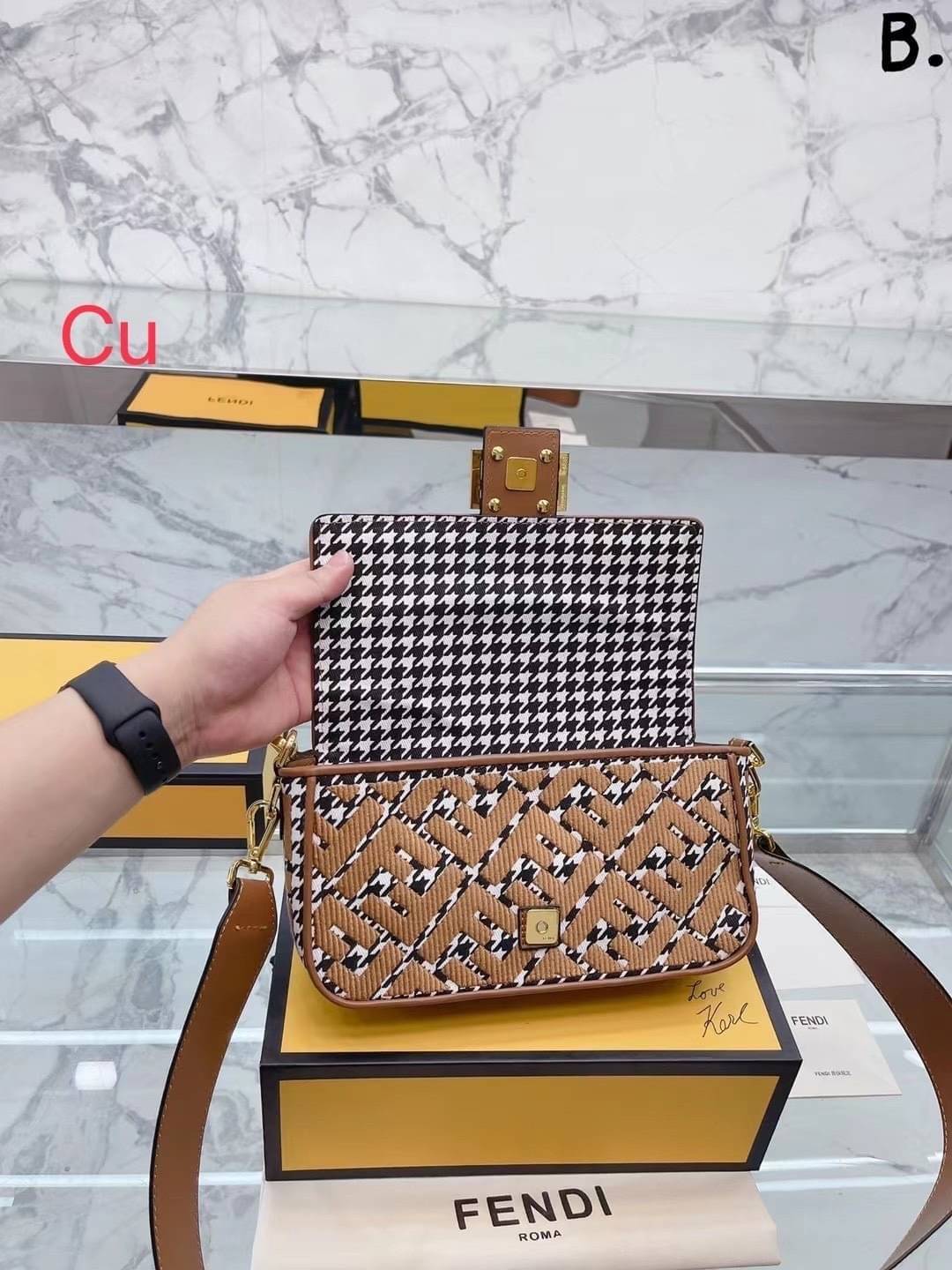 FENDI Baguette Brown houndstooth wool bag with FF embroidery / fendi baguette fabric bag กระเป๋าสะพายเฟนดิ งานจริงสวยมาก พร้อมสายสะพาย 2 เส้น ถอดได้ งานปั้มทุกจุด วัสดุคุณภาพดี แนะนำ ไม่ผิดหวัง มีจำนวนจำกัดนะคะ ภาพถ่ายจากงานขายจริง ใช้งานต่างประเทศได้