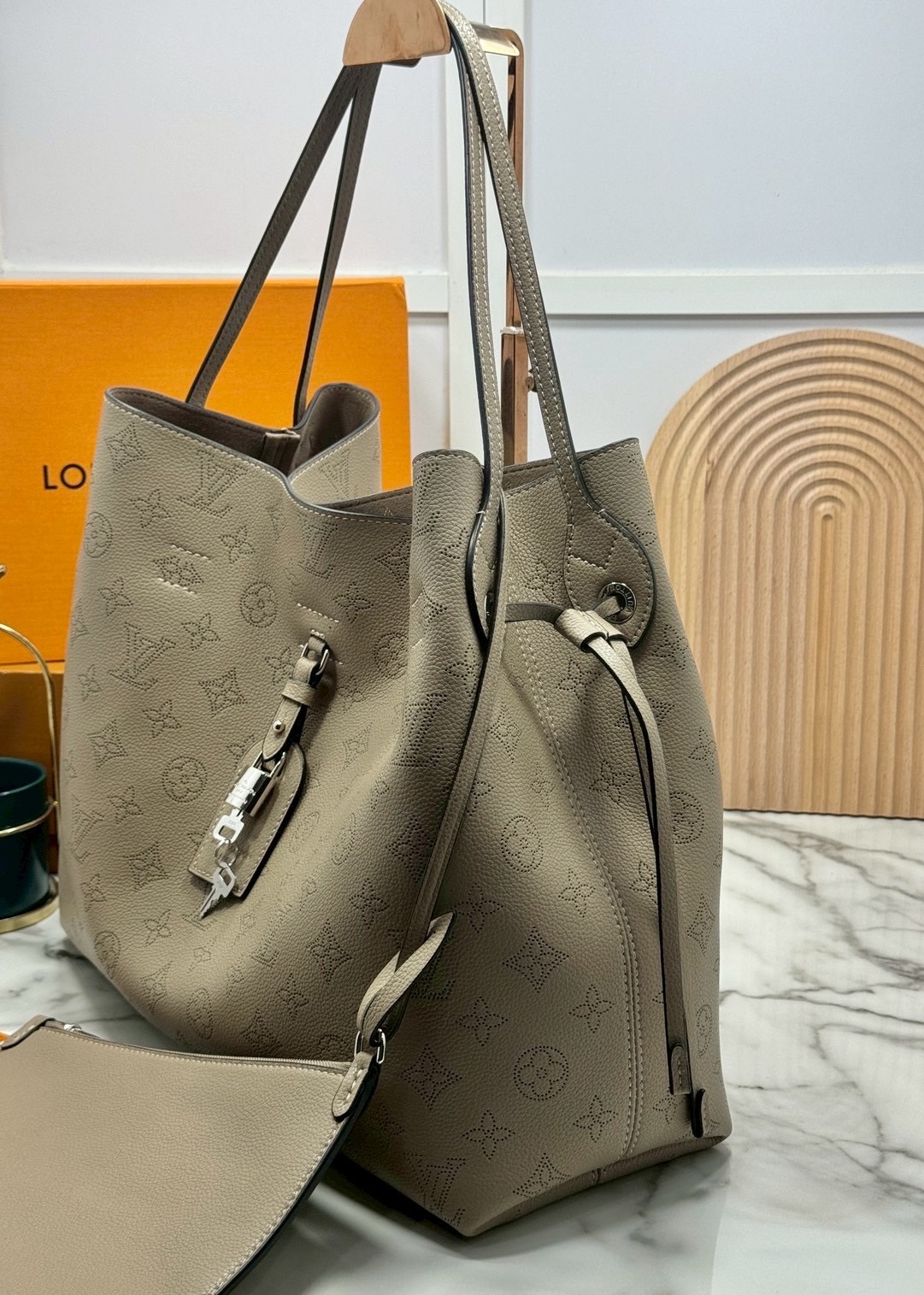 ORI หนังแท้ | LV Boundless Bag กระเป๋าสะพายทรงโท้ทใบใหญ่ ฉลุลายโมโนแกรมเต็มใบ สวยสุดคลาสสิก โทนสีเรียบง่ายใช้งานง่าย หรูหรามีระดับเหนือกาลเวลา