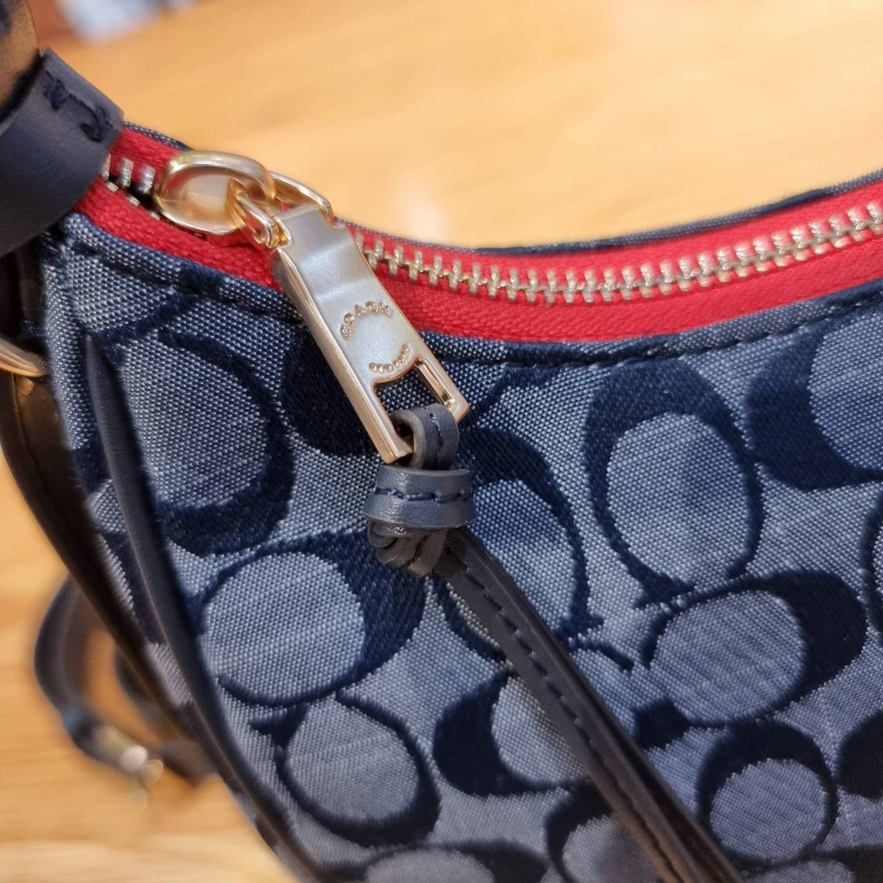 COACH C8163 KLEO HOBO IN SIGNATURE CHAMBRAY ใหม่ล่าสุด คอลเลคชั่นสุดคิ้วท์ ที่สาวๆต้องหลงรัก กระเป๋าสะพายทรงโฮโบ ที่ดีไซน์มาให้ปรับใช้งานได้หลากหลาย วัสดุผ้าแชมเบรย์ คมสวย รูดเปิด-ปิดด้วยซิป ภายในเป็นช่องโล่ง สายคล้องสามารถถอดออกใส่สายยาวสะพายข้างได้ หรือ