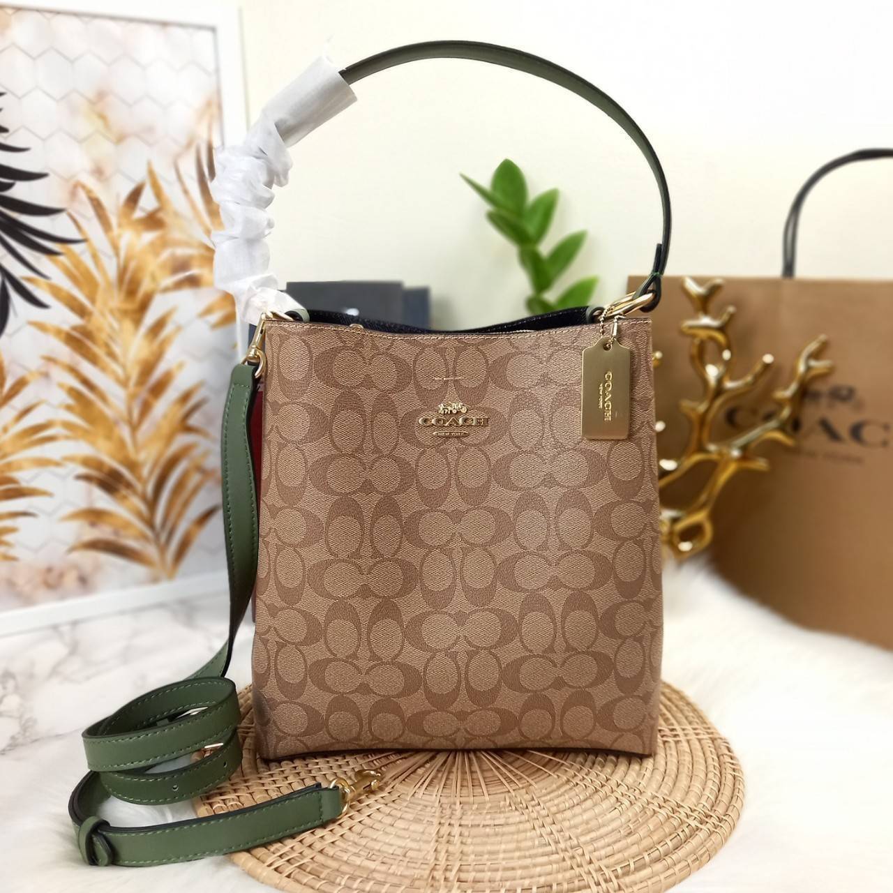 ใบใหญ่ 10" COACH TOWN BUCKET BAG IN SIGNATURE CANVAS (COACH 91512) 🌺 เป็นสีที่ขายดีมากๆ และหายากมากๆด้วย!! //ขนาด 10 นิ้ว ใส่ของได้จุใจ!! //กระเป๋าสะพายข้าง //วัสดุหนังแคนวาสอย่างดี หนังสวย อยู่ทรง มีสายสะพายยาว ใช้สะพายเป็นคลอสบอดี้ได้ สายยา