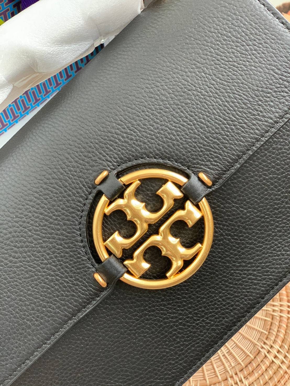 สวยจริงไม่จกตาจ้าา😘 TORY BURCH MILLER SHOULDER BAG BRAIDED STRAP LARGE ((81668)) พร้อมส่งที่ไทย! กระเป๋าหิ้วและสะพายไหล่ได้ในตัว หนังแท้ลายหนังสวยมากๆค่ะ ด้านหน้ามีอะไหล่โลโกแบรนด์ หรู สะพุดตาทีเดียว เปิดปิดกระเป๋าแบบฝาปิด ภายในมีช่องหลักใส่ของ2ช่