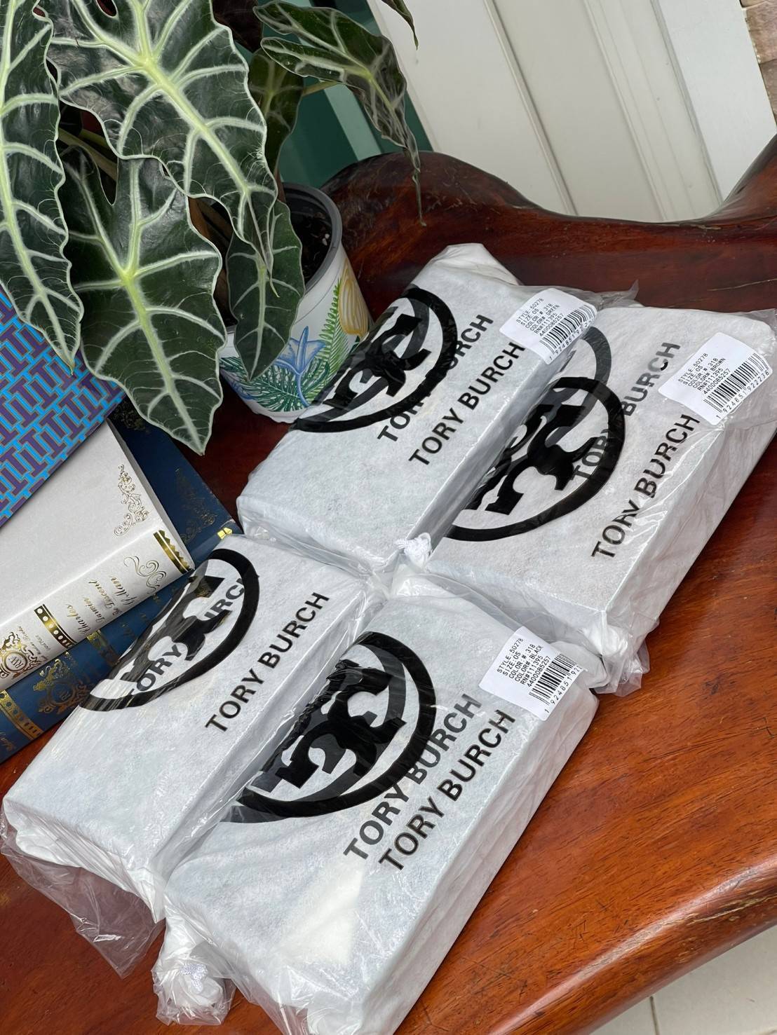 Tory burch miller mini bag หนึ่งในแบรนด์เนมยอดฮิตระดับโลกที่สายแฟชั่นตัวจริงต้องมีสักใบในตู้ เพราะเป็นแบรนด์ที่เหล่าบรรดาเซเลปและดาราใช้กันเยอะมาก รุ่นก็เป็นอีกหนึ่งใบที่คุ้มค่าคุ้มราคามากค่ะ ด้วยดีไซน์กึ่งทางการ กึ่งลำลอง จึงใช้งานได้หลายโอกาส แม้จะมีขนา