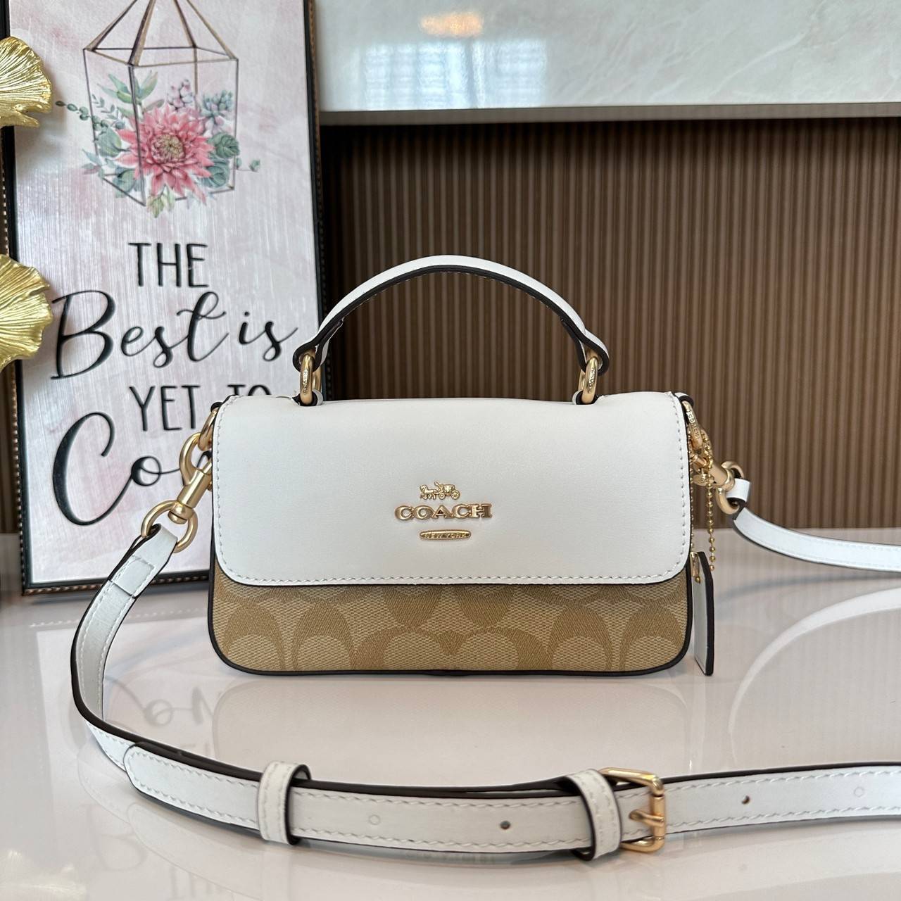 Coach Mini Josie Top Handle Crossbody In Blocked Signature Canvas (cc340) ใหม่ล่าสุด กระเป๋าสะพายหรือถือใบเล็กกระทัดรัด วัสดุหนังตัดขอบหนังแท้ ภายในช่องโล่งกว้างสามารถใส่โทรศัพท์ iPhonePro max ได้ มีช่องใส่บัตรเครดิต 2 ช่อง เปิดปิดด้วนกระดุมแป๊ก ซับในผ้า 