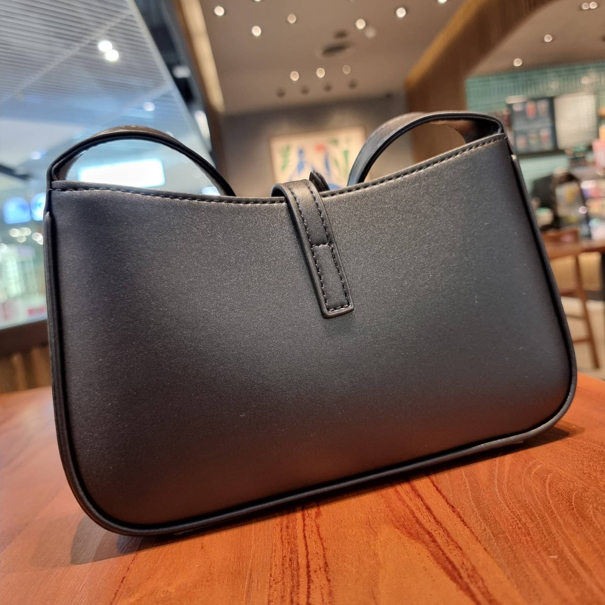 YSL LE 5 À 7 HOBO BAG IN SMOOTH LEATHER / Yves Saint laurent hobo bag กระเป๋าสะพายไหล่ ดีเทลหรู สวยครบทุกมุม ตอบโจทย์สาวๆทุกไลฟ์สไตล์ เพราะใช้งานได้ง่ายและสะดวก วัสดุหนังแท้ สัมผัสดีงาม น้ำหนักเบา ดูแพงที่สุด โดดเด่นด้วยโลโก้ สามารถเกี่ยวคล้องเพื่อล็อคปิด