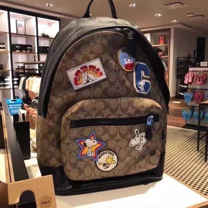 Coach x peanuts west backpack in signature canvas with snoopy กระเป๋าเป้ไซส์ใหญ่ คอลเลคชั่นยอดฮิต!! เป็นรุ่นสุดยอดของความคลาสสิค คูลๆ ใช้งานง่าย ได้ทั้งหนุ่มๆและสาวๆ วัสดุหนังแคนวาสเคลือบลายสลับหนัง pepble น่าใช้ด้วยดีไซน์ patches เหล่าผองเพื่อนสนูปพี เปิ