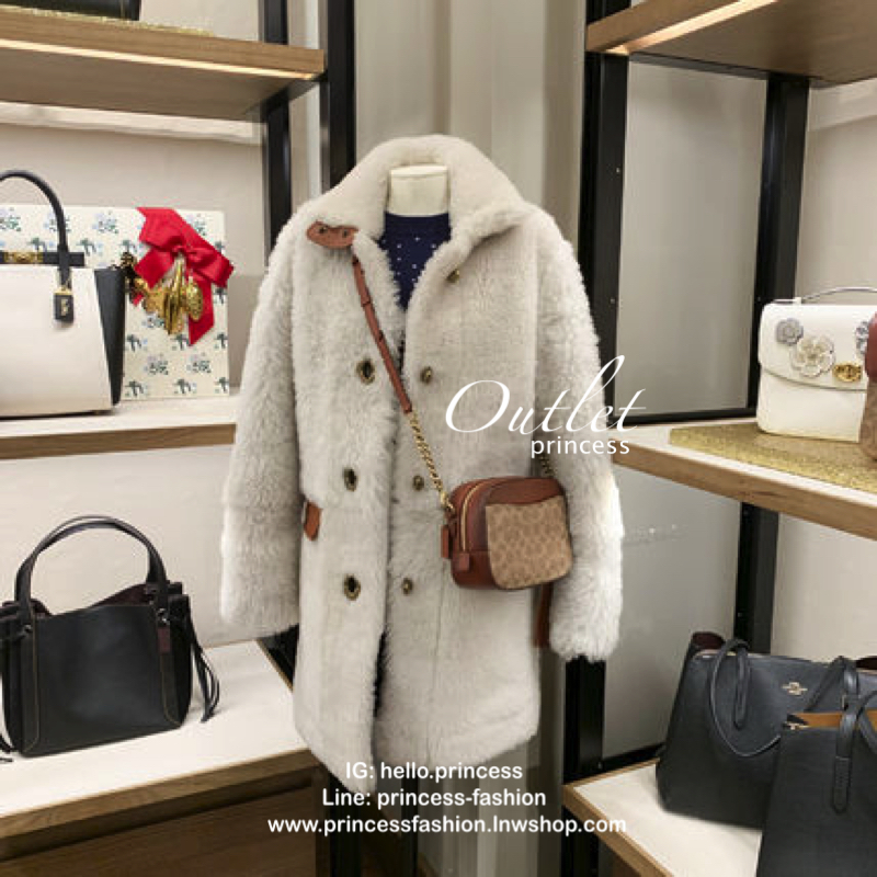 COACH CROSSBODY BOX BAG กระเป๋าสะพายข้าง crossbody วัสดุหนัง pvc. หนังนิ่ม คุณภาพดี ลาย signature brand ตัดขอบหนัง ด้านหน้า/ หลังมีช่องเเล็ก เปิดปิดกระเป๋าแบบซิป ภายในกว้าง ใส่ wallet ขนาดกลาง มือถือได้ทุกรุ่น และของใช้จุกจิกได้ พร้อมสายสะพายแบบโซ่ต่อหนัง